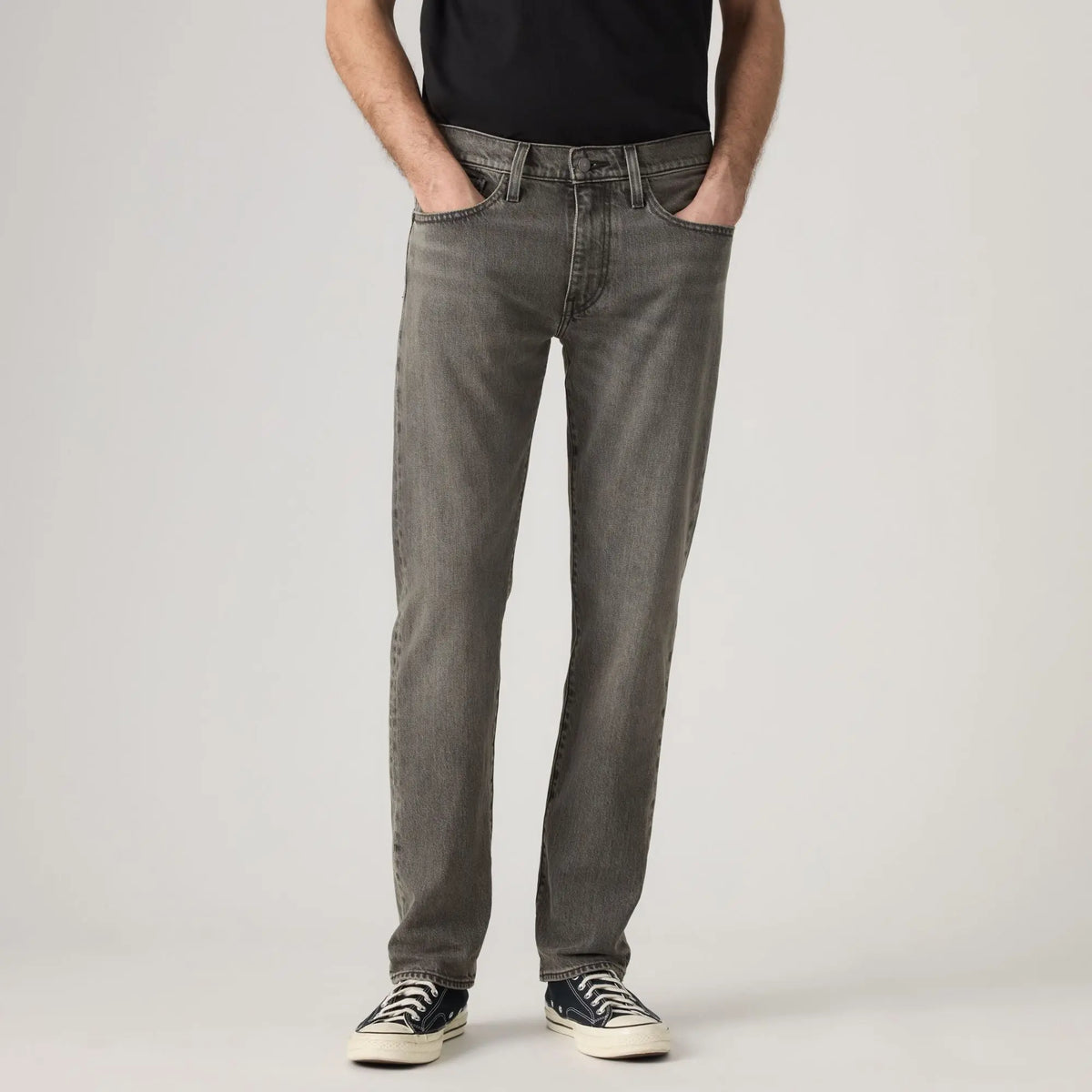 Jean Levi's 502 Taper Granite Shadow porté, cadrage taille et jambes, mains dans les poches