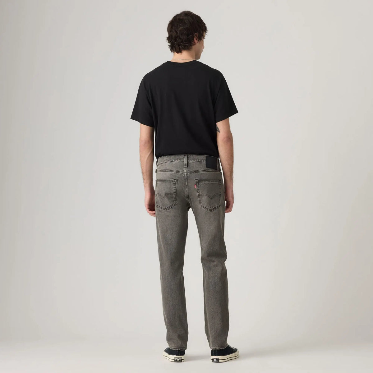 Jean Levi's 502 Taper Granite Shadow vu de dos, poches arrière piquées et patch cuir noir