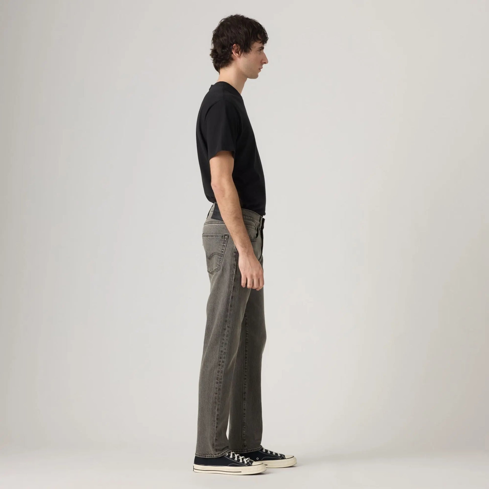 Jean Levi's 502 Taper Granite Shadow vu de profil, jambe fuselée jusqu'à la cheville