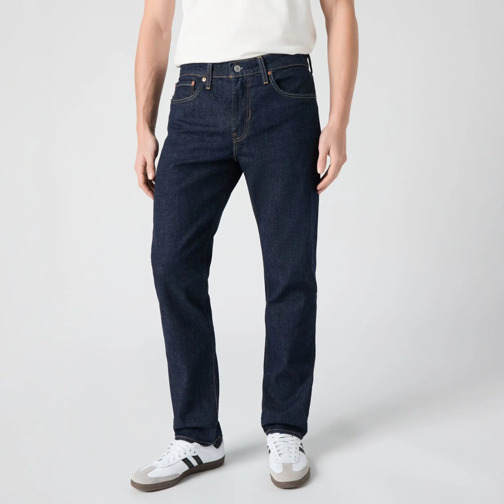 Jean Levi's 502 Taper Rock Cod, plan rapproché de face sur la taille, la braguette et les poches