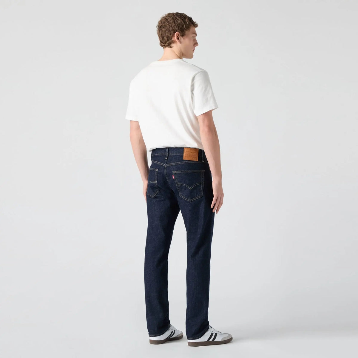 Jean Levi's 502 Taper Rock Cod vu de dos, patch cuir, tab rouge et poches arrière arquées