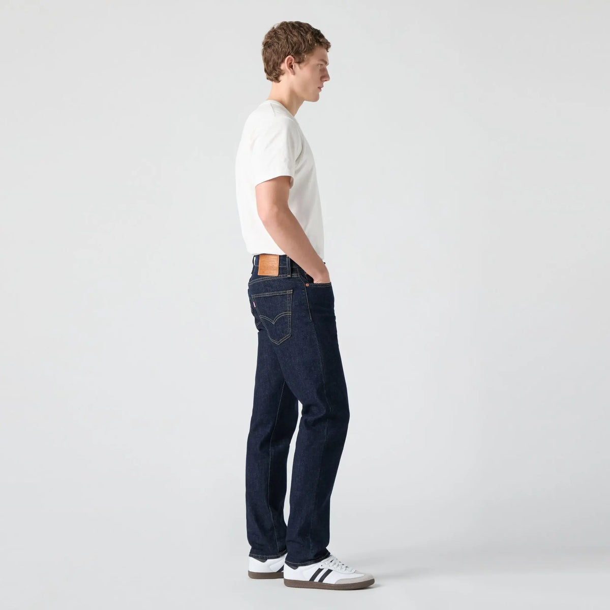 Jean Levi's 502 Taper Rock Cod vu de profil, coupe fuselée de la cuisse à la cheville