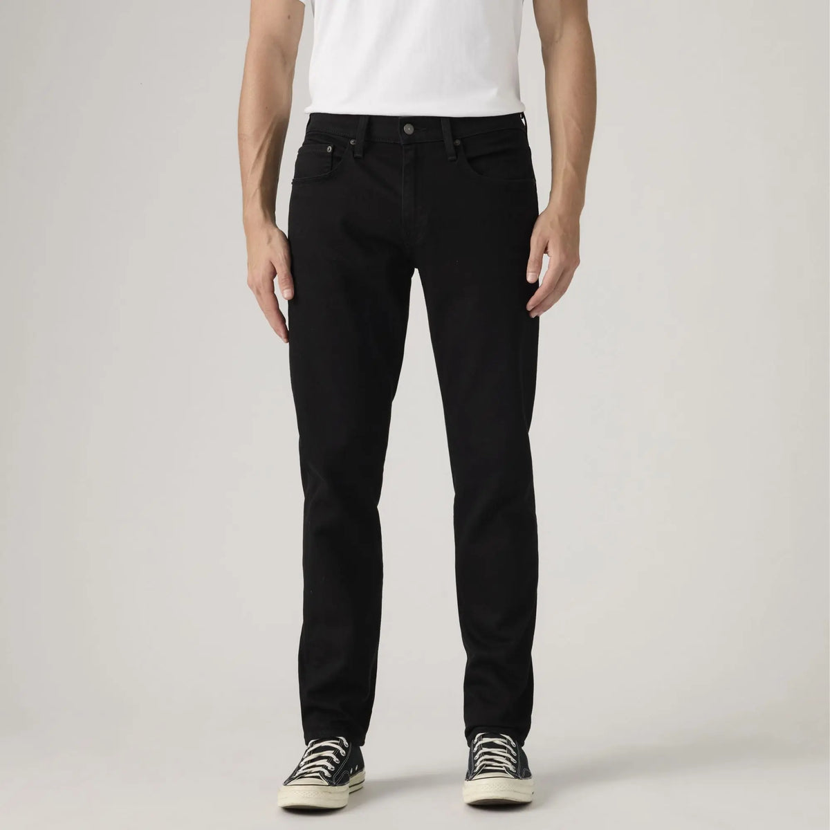 Jean Levi's 502 Taper Sta-Dark Black porté, plan rapproché de la taille aux chevilles sur la jambe fuselée