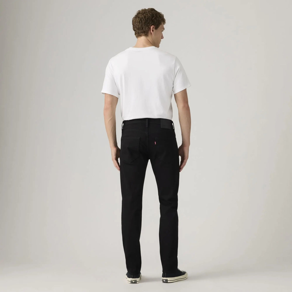 Jean Levi's 502 Taper Sta-Dark Black vu de dos : poches arrière, red tab et patch de taille