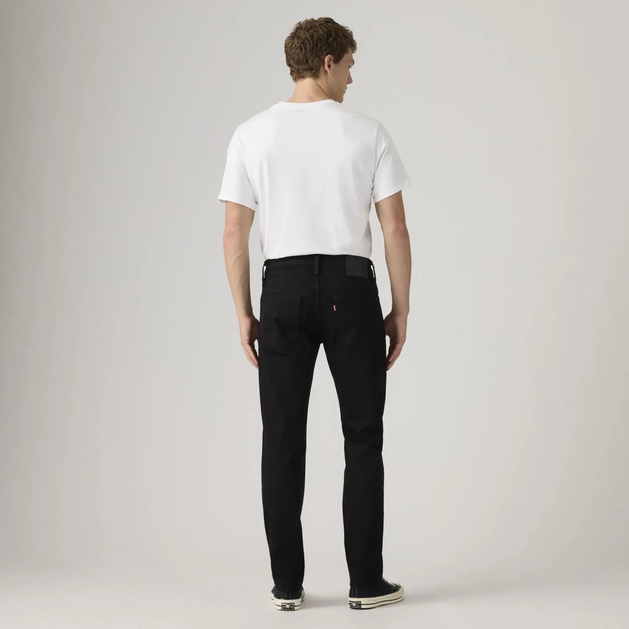 Jean Levi's 502 Taper Sta-Dark Black vu de dos : poches arrière, red tab et patch de taille