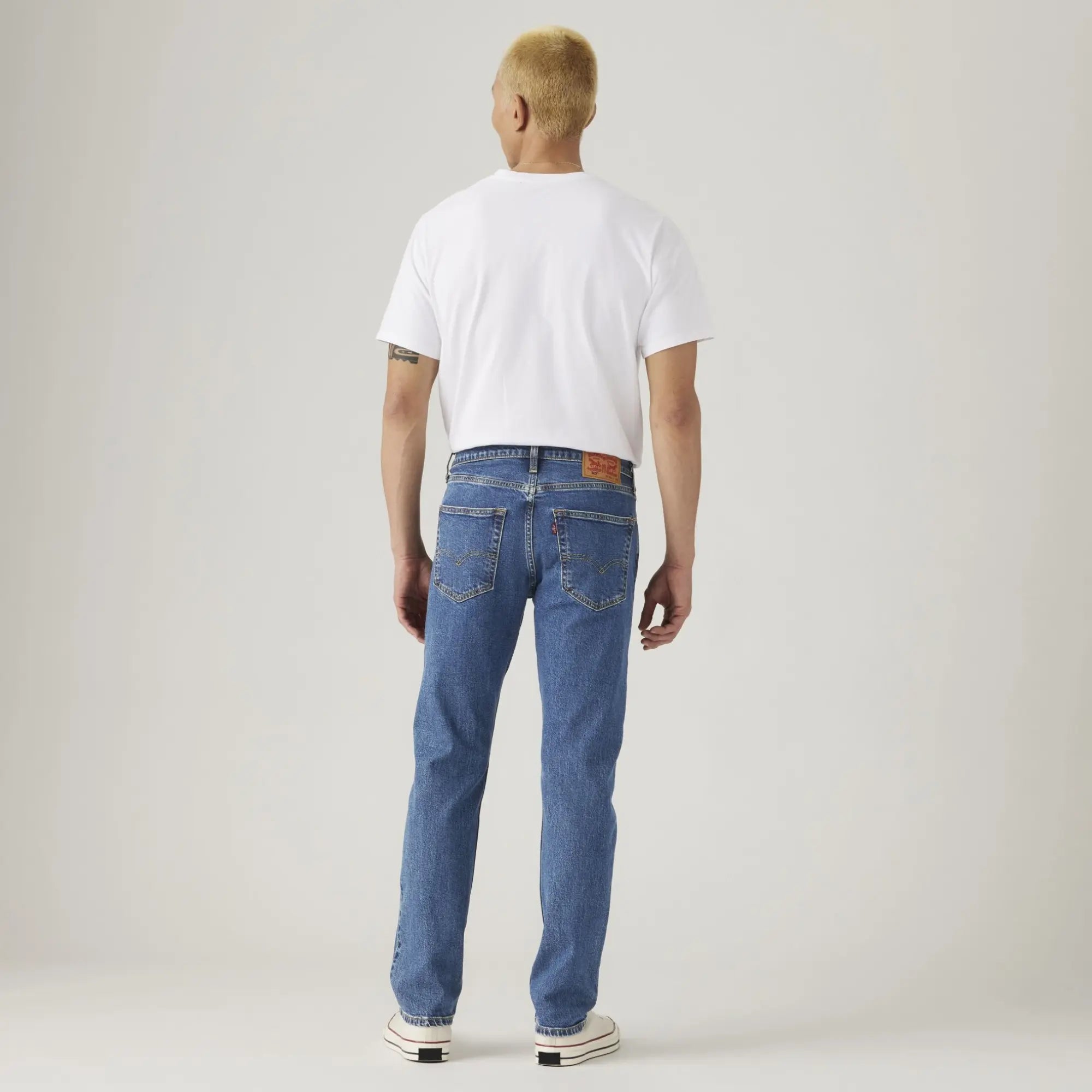 Jean Levi's 502 Taper Stonewash Stretch porté de dos : poches arrière arquées, patch cuir et Red Tab Levi's