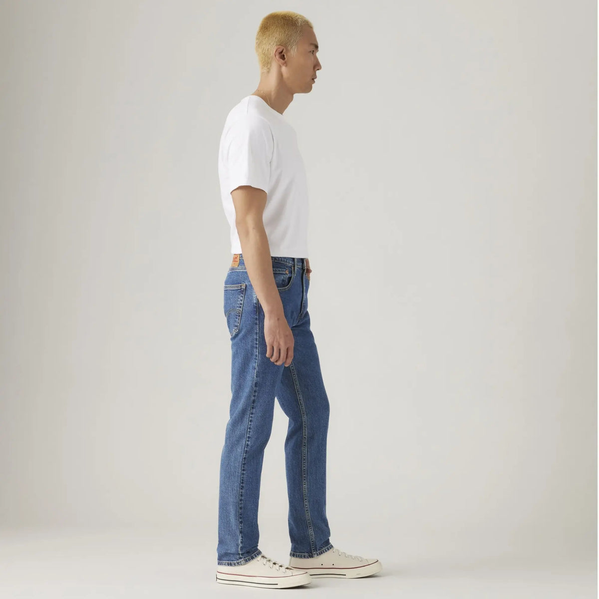 Jean Levi's 502 Taper Stonewash Stretch porté de profil : tombant de la jambe fuselée sur la cheville