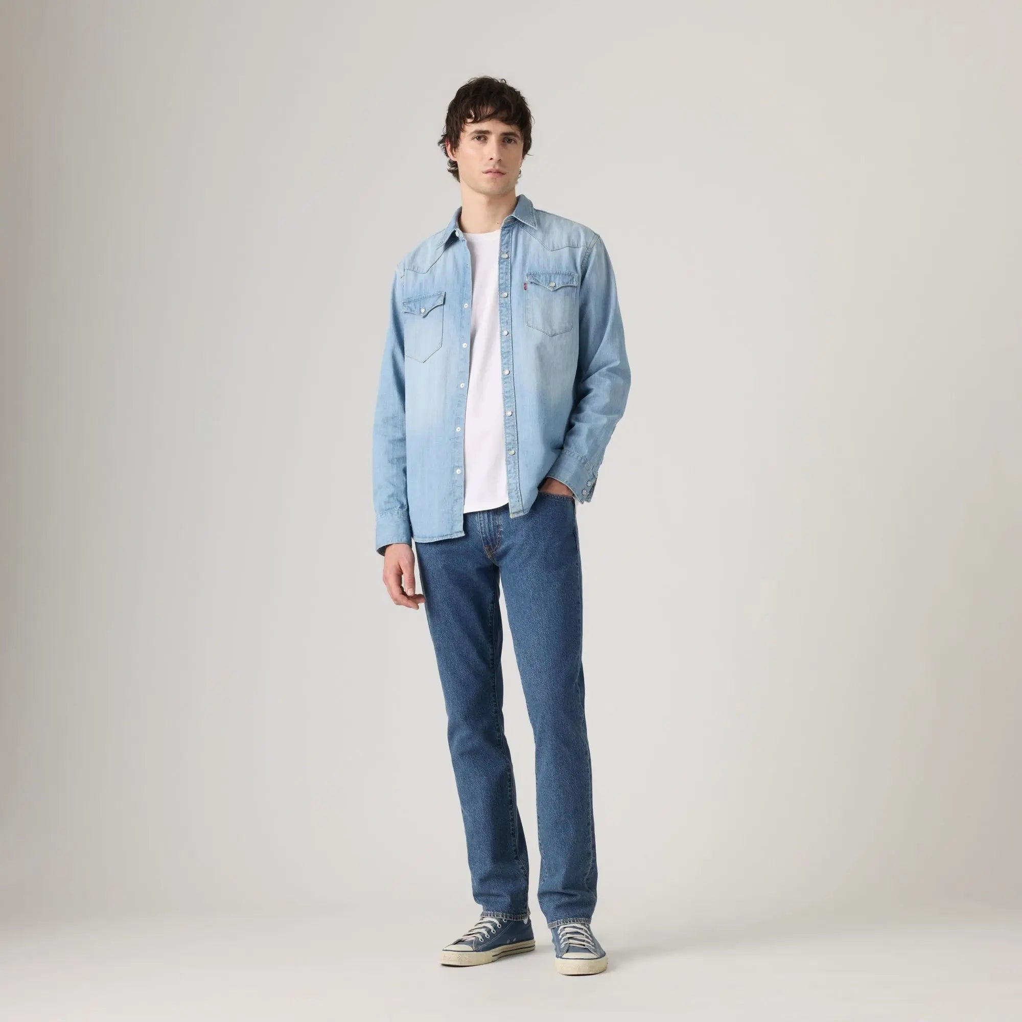Jean Levi's 511 Slim Laugh It Off porté de face en pied, avec chemise en jean claire et t-shirt blanc