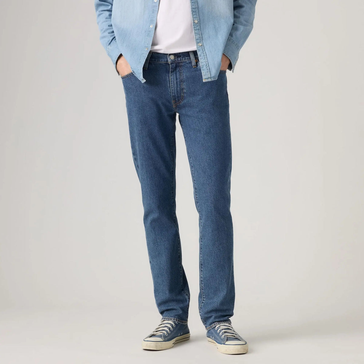 Jean Levi's 511 Slim Laugh It Off porté, cadrage taille-pieds : coupe slim de la cuisse à la cheville