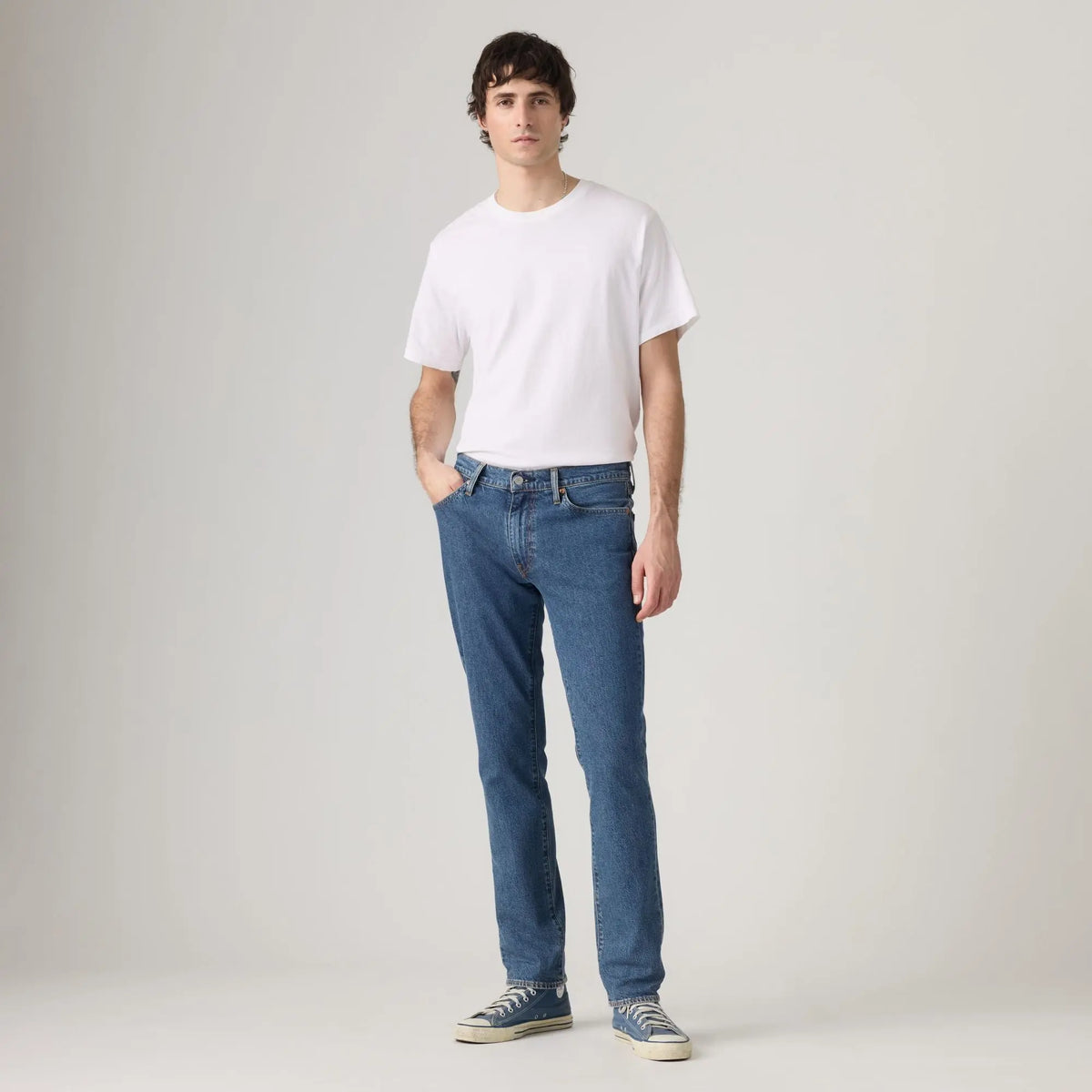 Jean Levi's 511 Slim Laugh It Off porté de face avec t-shirt blanc, silhouette complète en bleu moyen