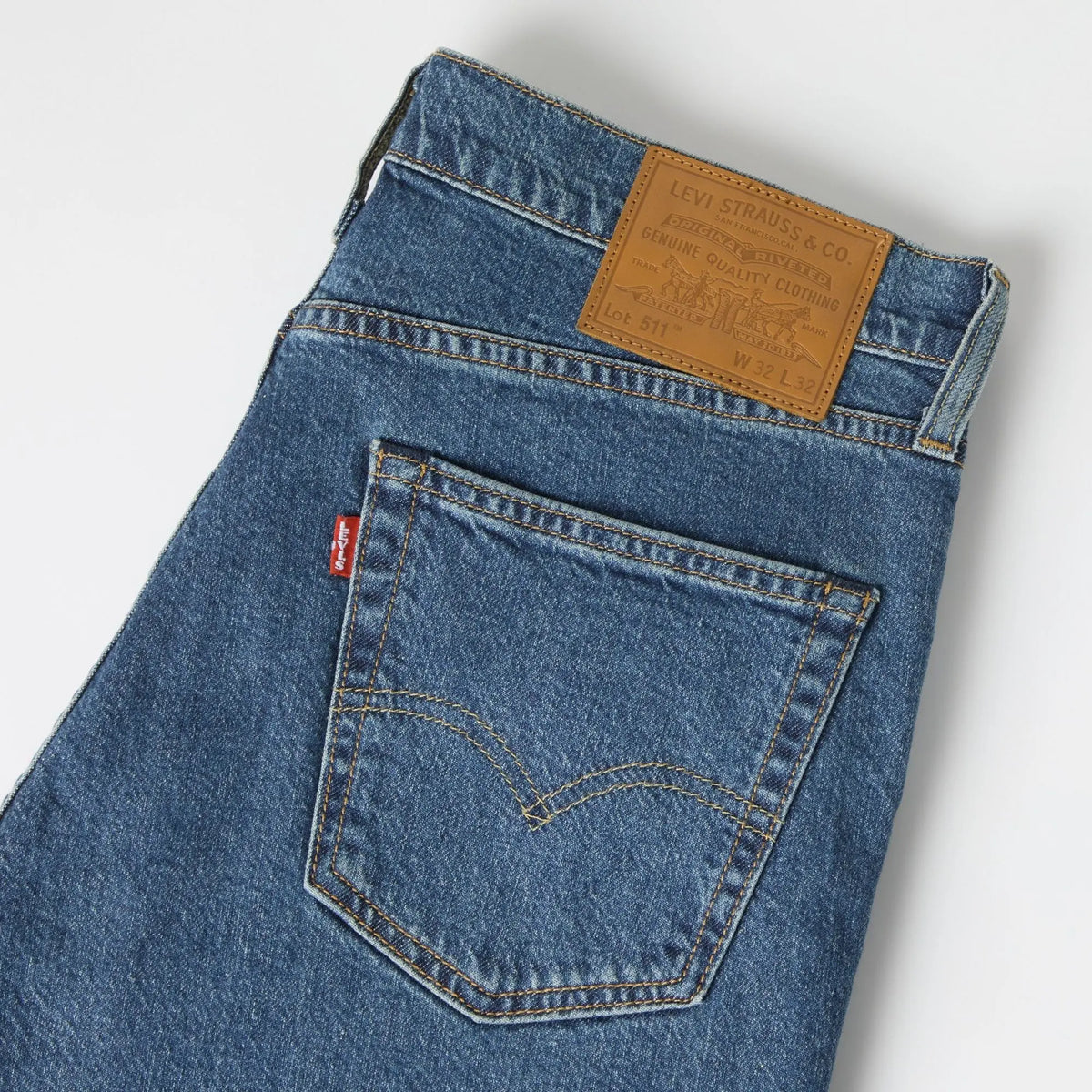 Détail poche arrière du jean Levi's 511 Slim Laugh It Off : patch cuir Lot 511, Red Tab et surpiqûre arquée