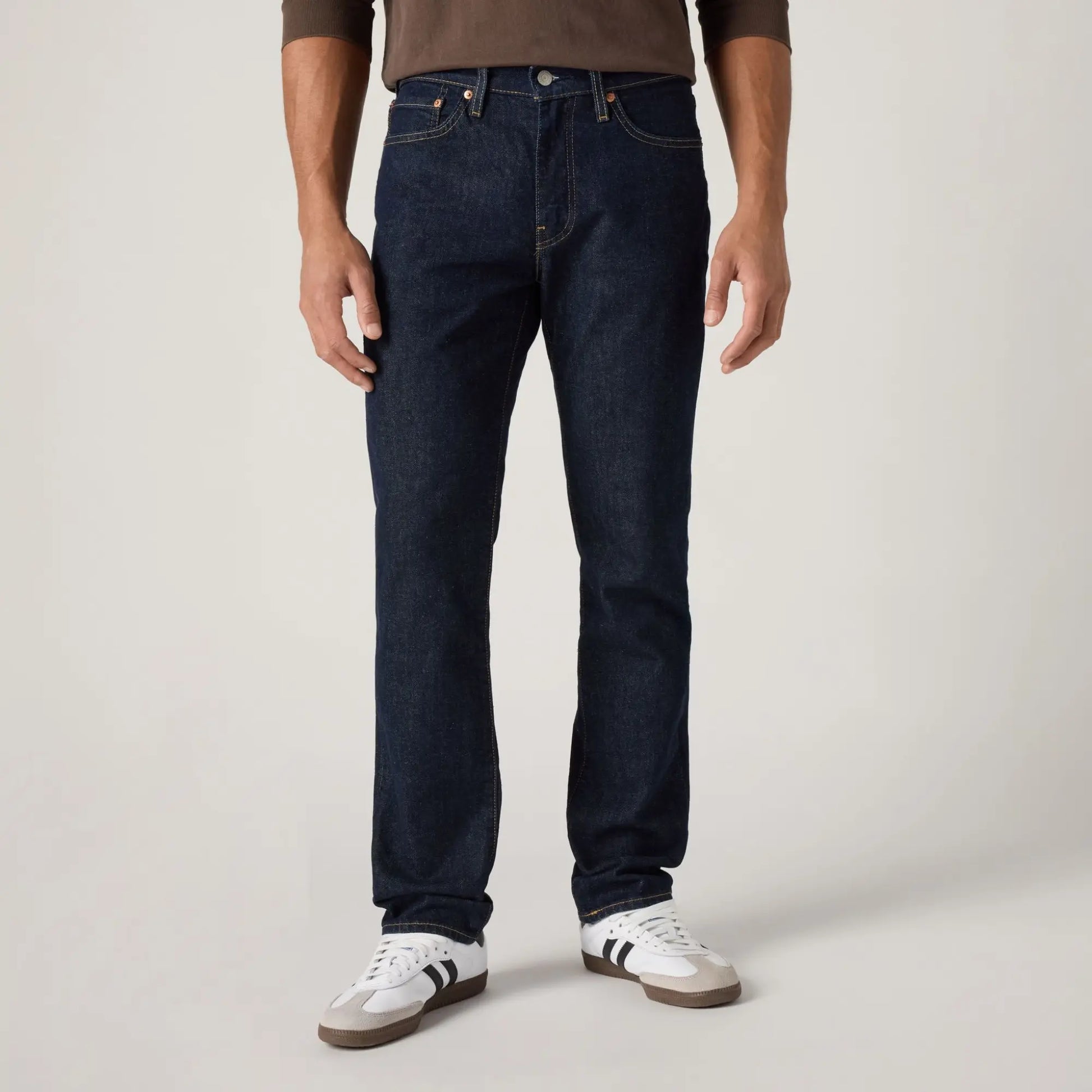 Jean Levi's 511 Slim Rock Cod porté de face, plan taille-chevilles : denim indigo foncé et surpiqûres beige