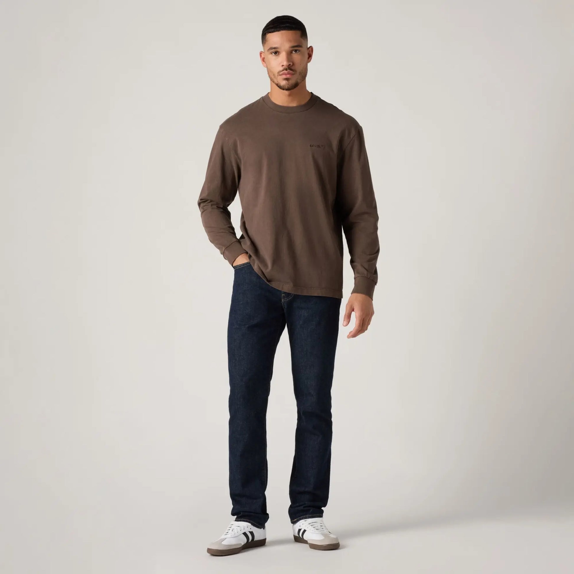 Jean Levi's 511 Slim Rock Cod porté de face, main dans la poche : tombé du denim indigo sur toute la longueur