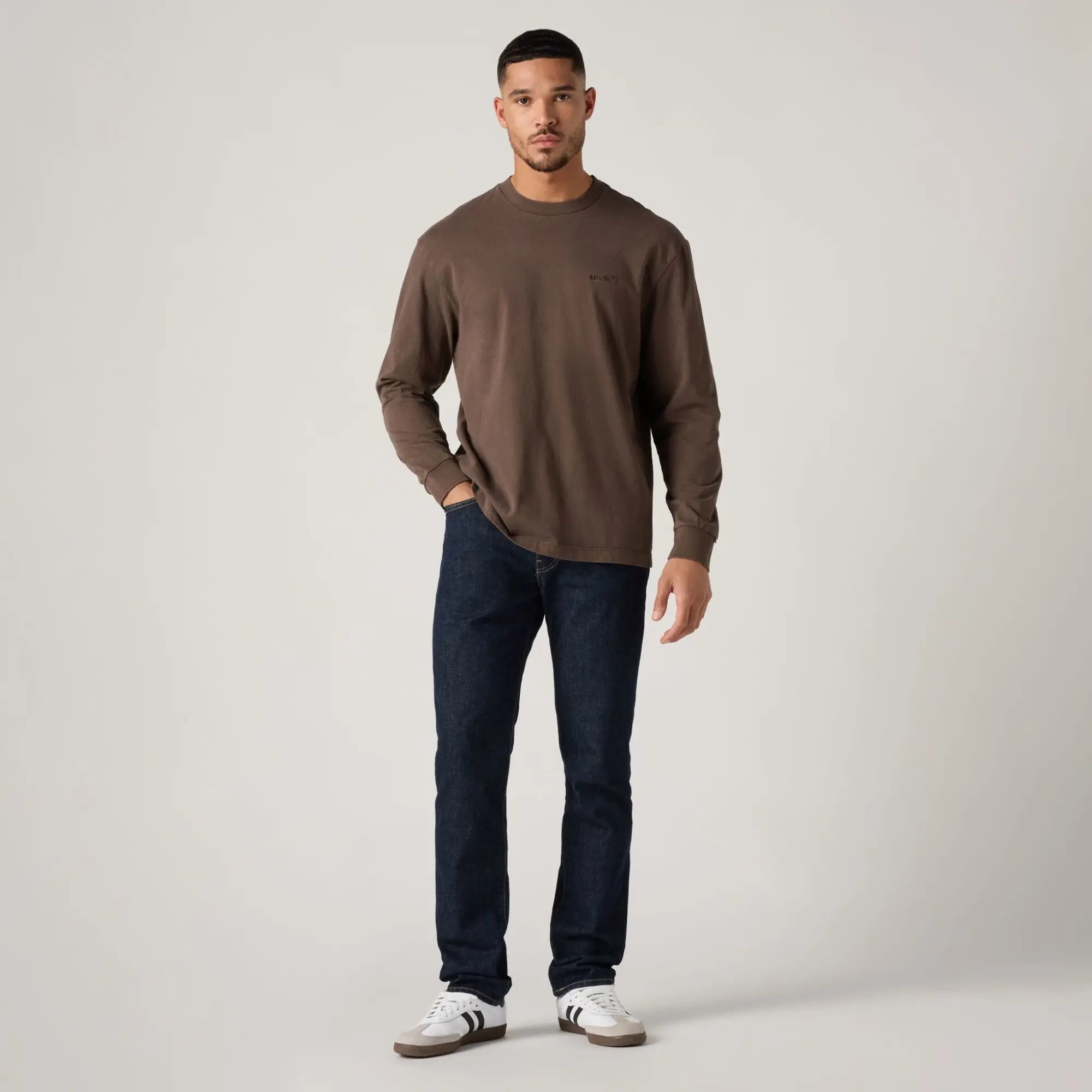 Jean Levi's 511 Slim Rock Cod porté de face, main dans la poche : tombé du denim indigo sur toute la longueur