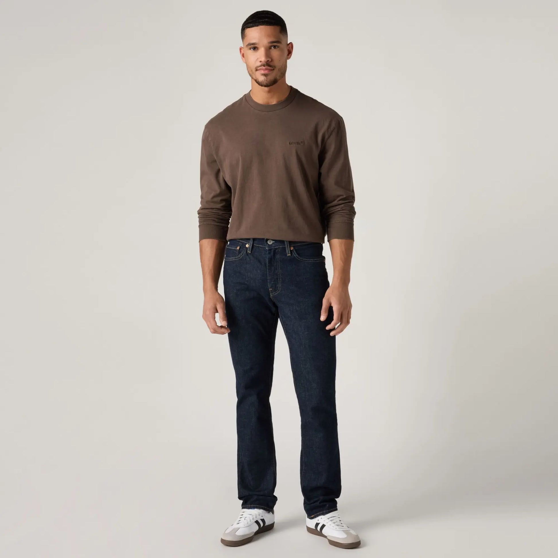 Jean Levi's 511 Slim Rock Cod porté de face, bras le long du corps : jambe fuselée jusqu'à la cheville