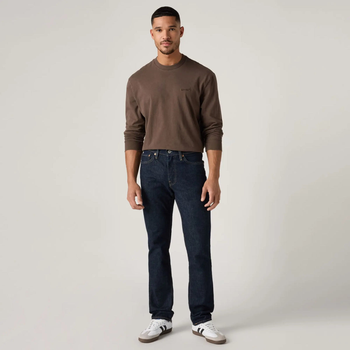 Jean Levi's 511 Slim Rock Cod porté de face, bras le long du corps : jambe fuselée jusqu'à la cheville