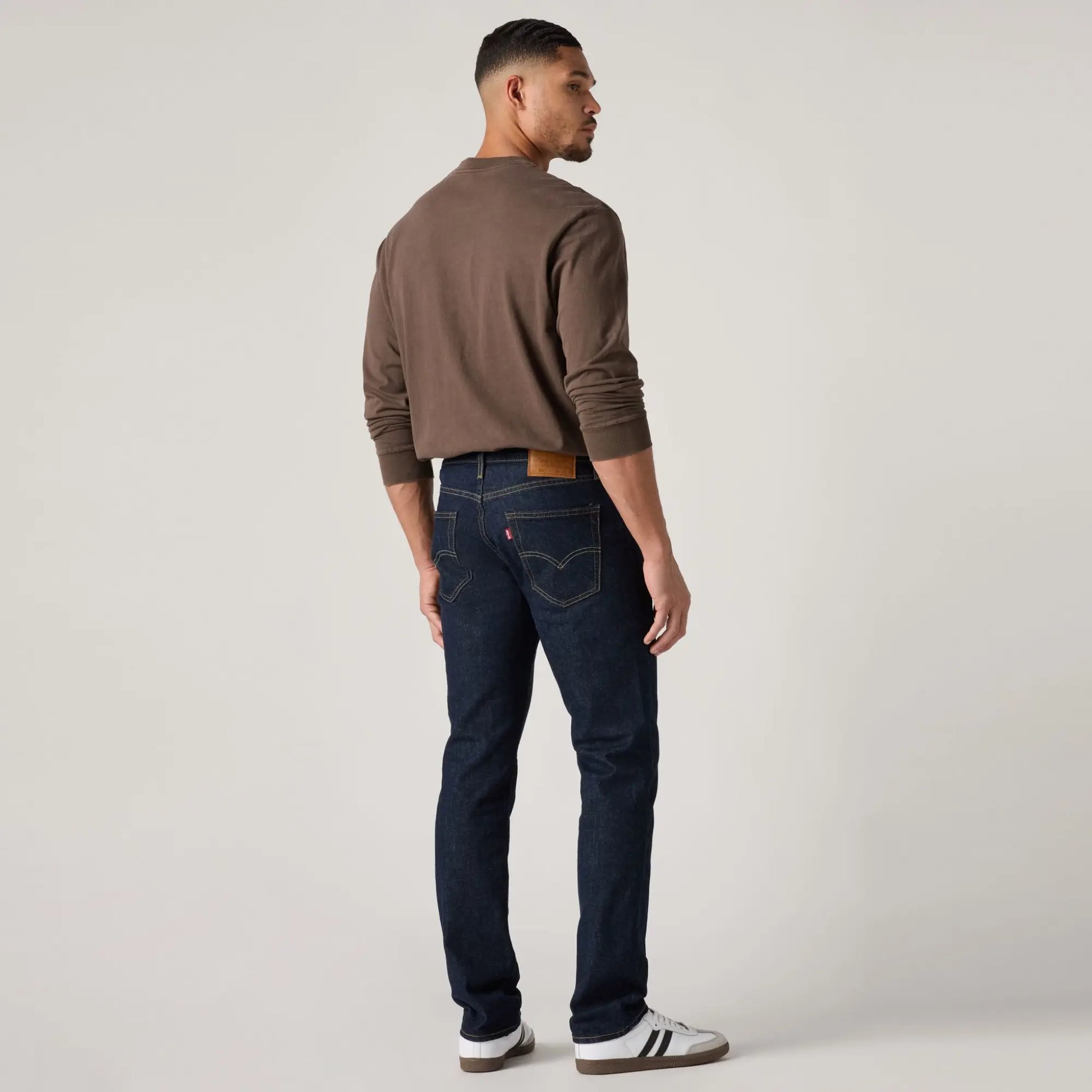 Jean Levi's 511 Slim Rock Cod vu de dos : poches arrière surpiquées, patch cuir à la taille et tab rouge Levi's