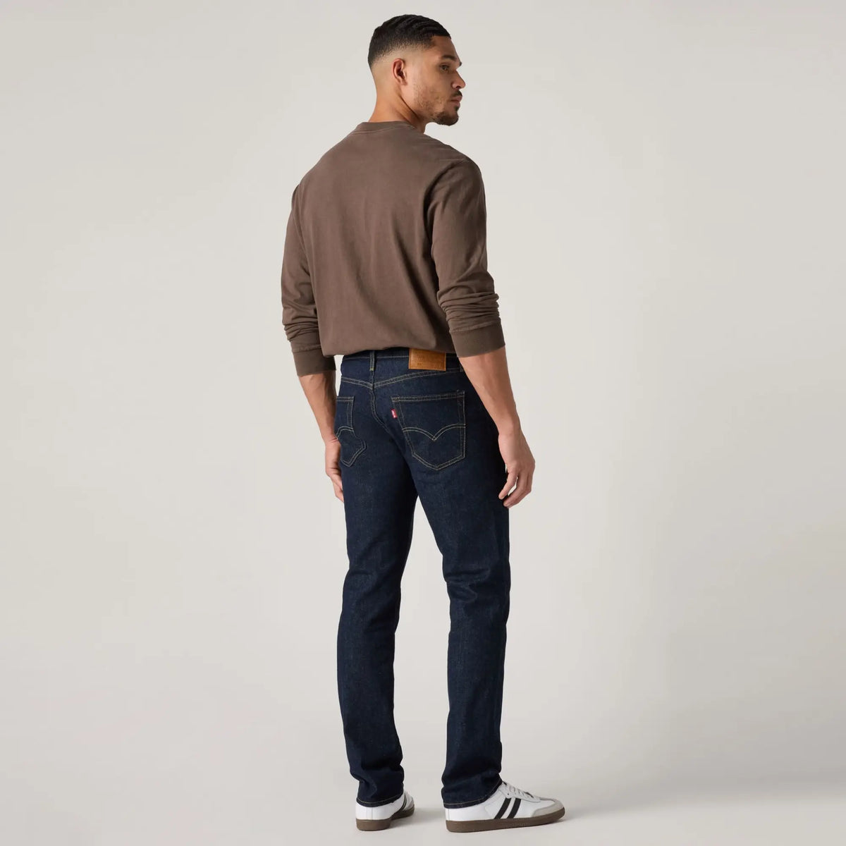 Jean Levi's 511 Slim Rock Cod vu de dos : poches arrière surpiquées, patch cuir à la taille et tab rouge Levi's