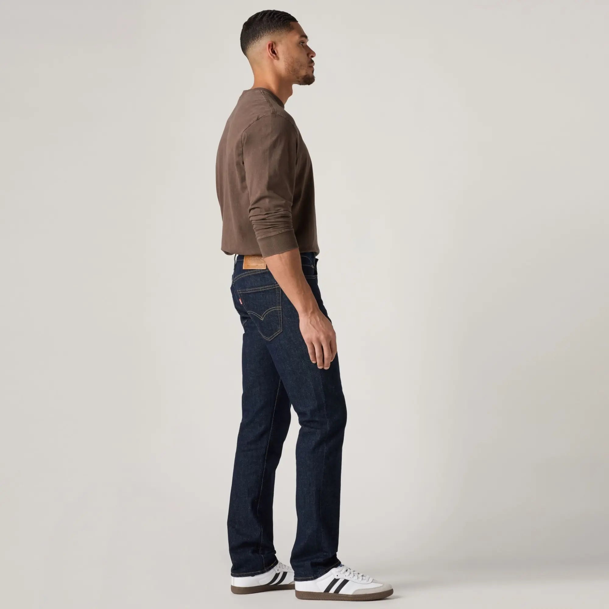 Jean Levi's 511 Slim Rock Cod vu de profil : coupe ajustée sur la cuisse, patch cuir et tab rouge visibles