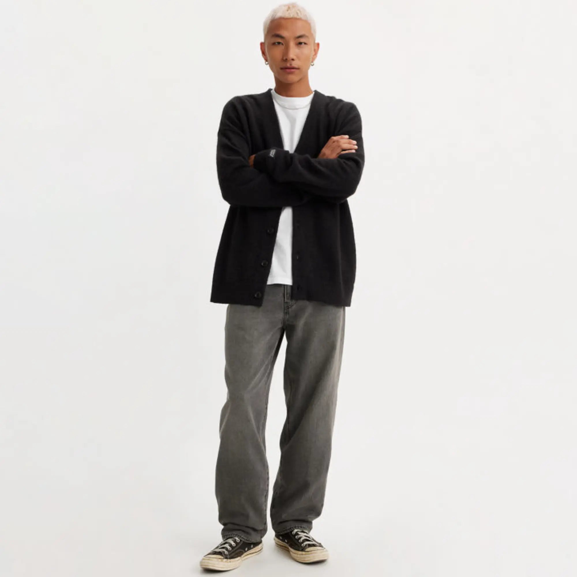 Jean 568 Loose Straight Dark Black Worn In porté de face avec cardigan noir et t-shirt blanc