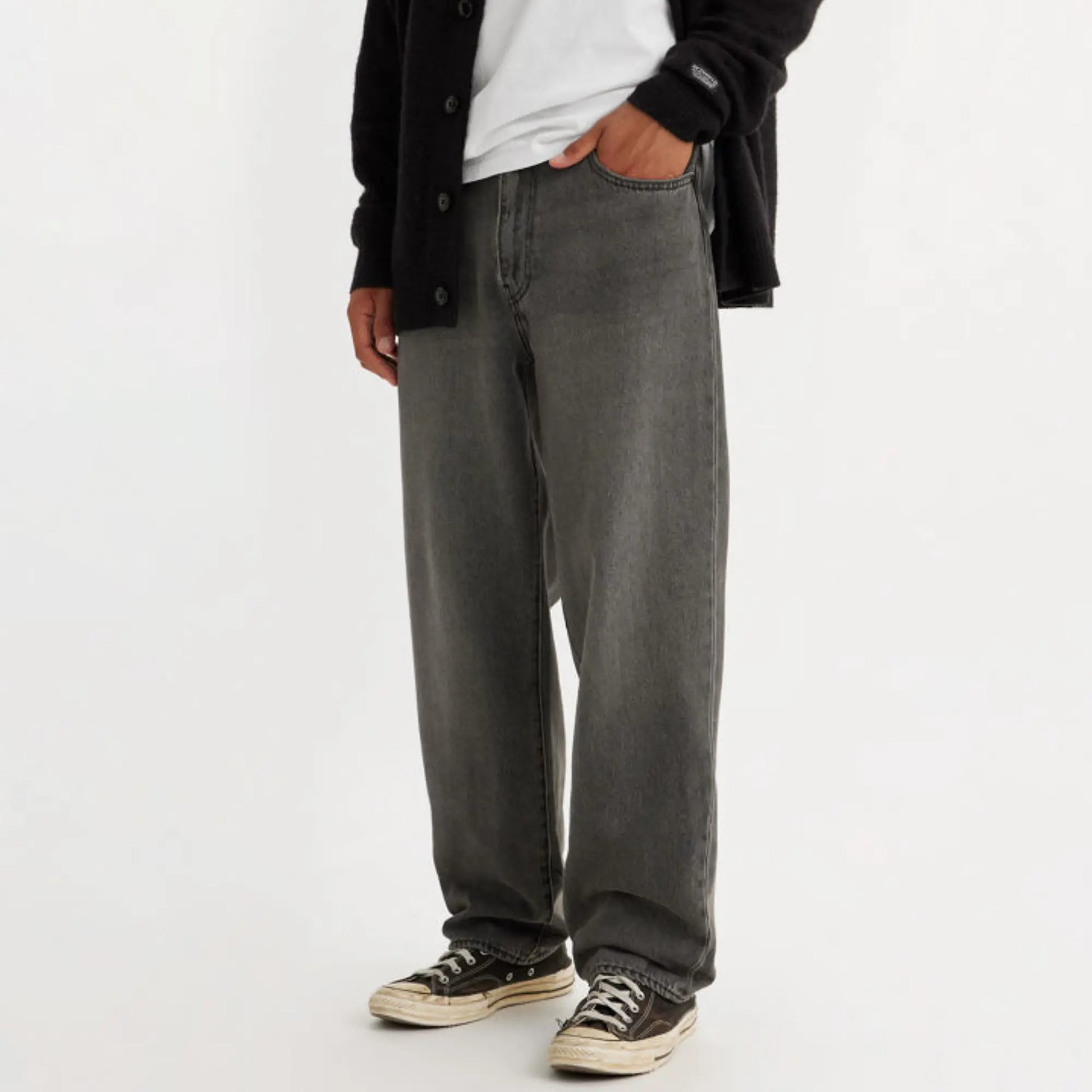 Jean 568 Loose Straight Dark Black Worn In, plan taille-pieds, jambe droite ample tombant sur les baskets