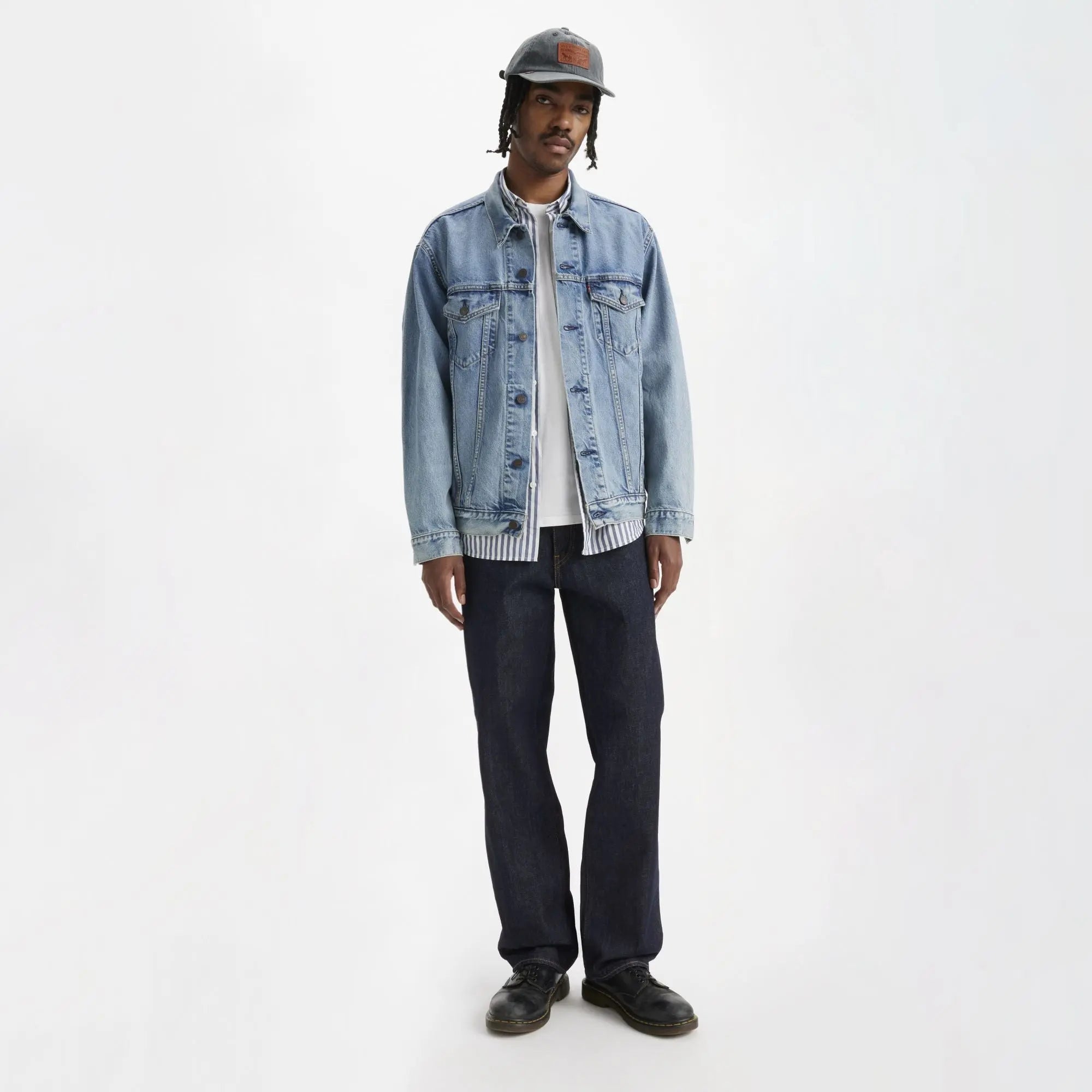 Jean Levi's 568 Loose Straight Welcome To The Game porté de face avec veste en jean délavée et derbies noires