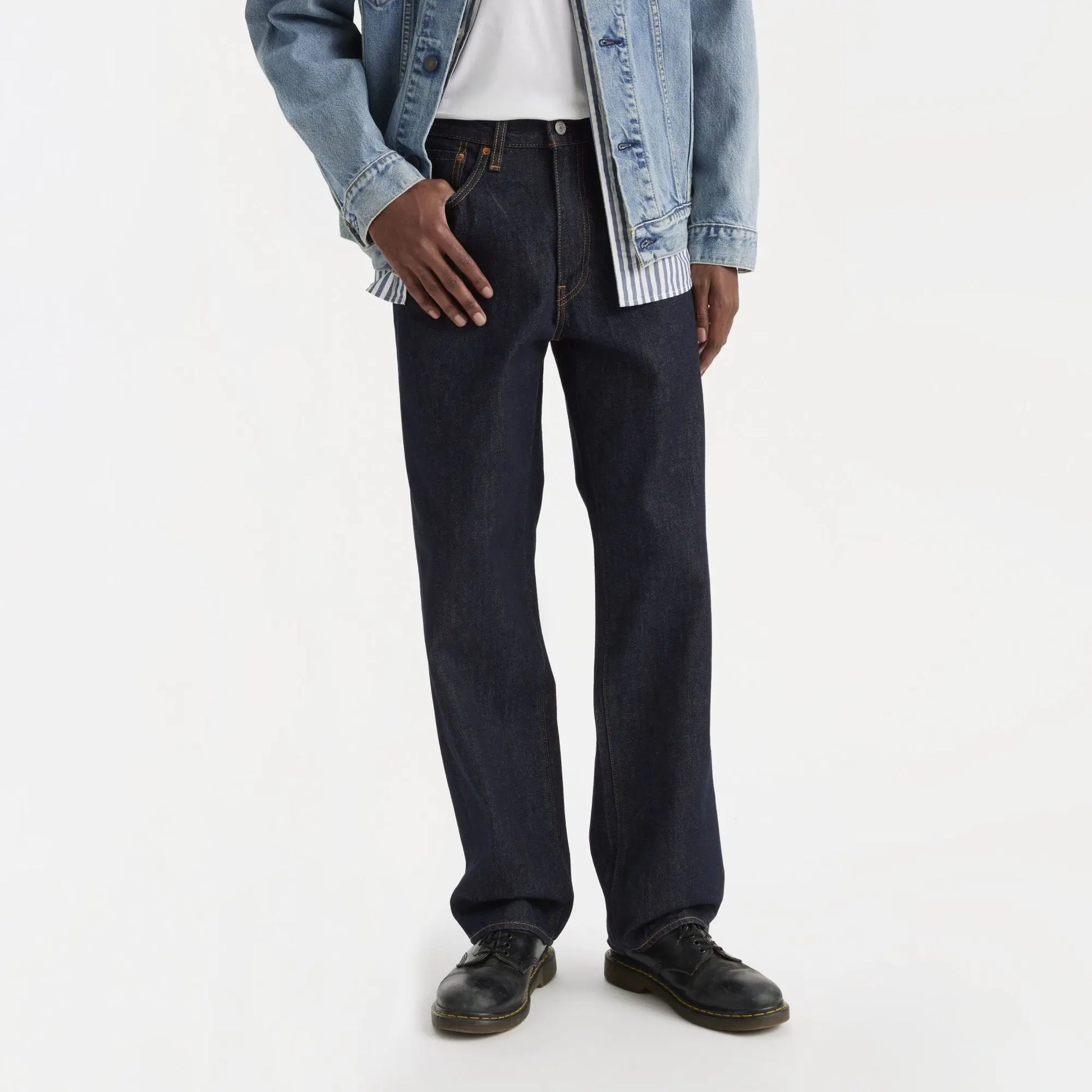 Jean Levi's 568 Loose Straight Welcome To The Game porté, plan rapproché : jambe droite ample sur la chaussure