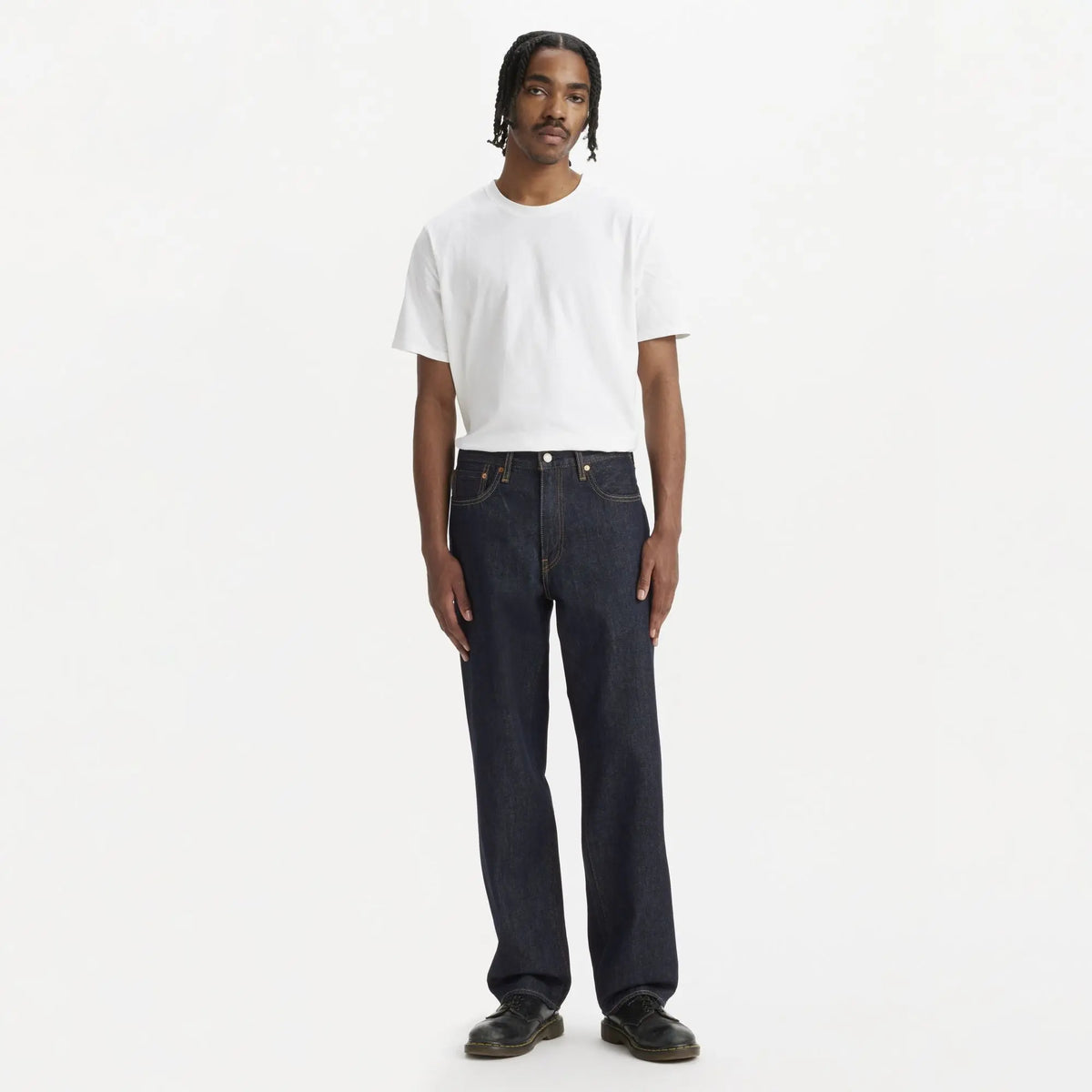 Jean Levi's 568 Loose Straight Welcome To The Game porté avec t-shirt blanc, silhouette loose années 90