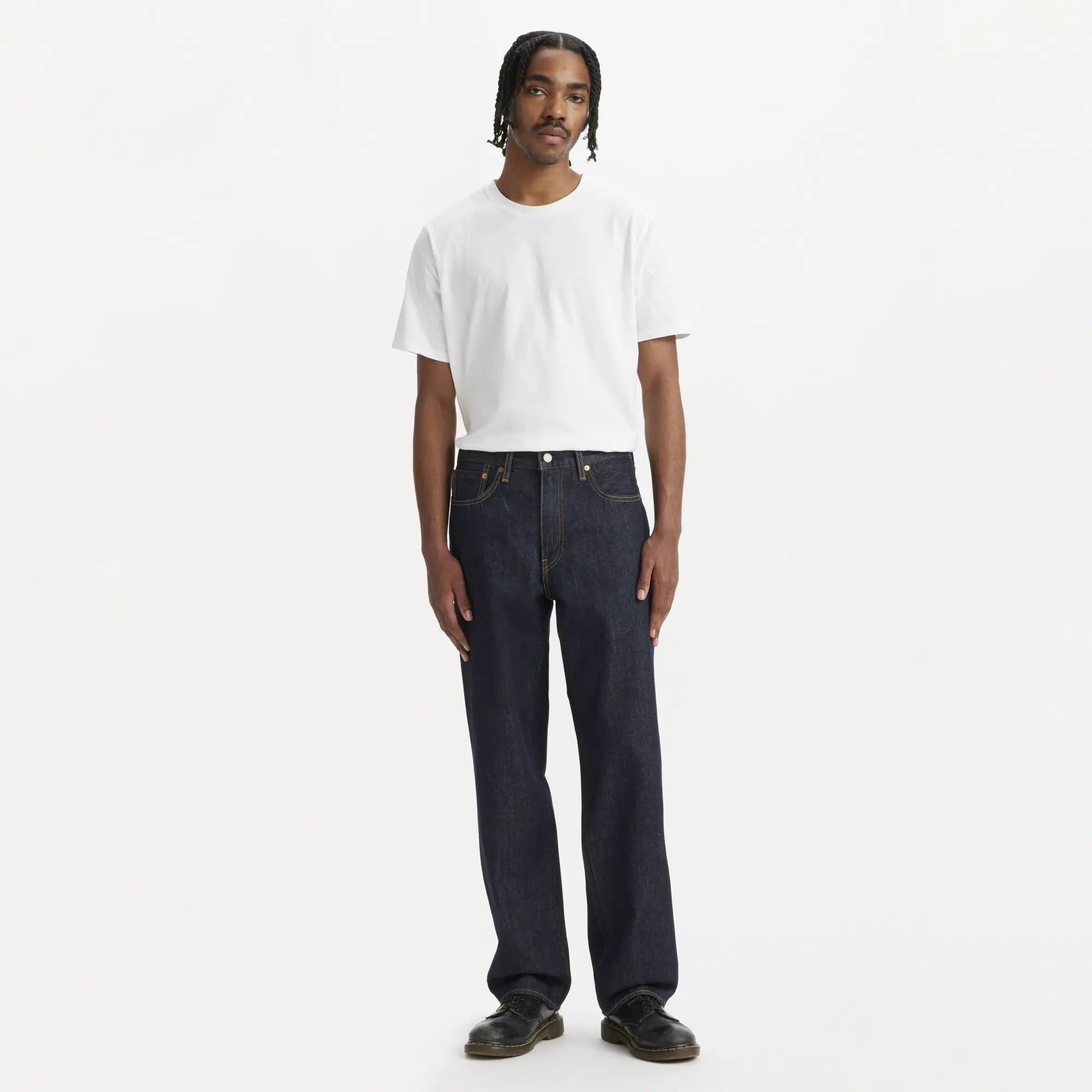 Jean Levi's 568 Loose Straight Welcome To The Game porté avec t-shirt blanc, silhouette loose années 90
