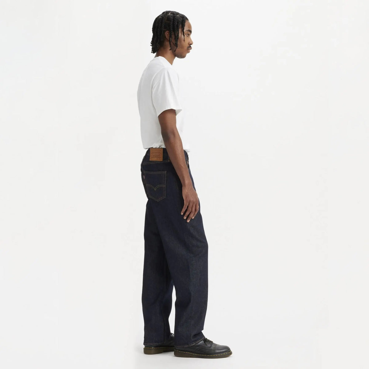 Jean Levi's 568 Loose Straight Welcome To The Game porté de profil : jambe droite loose tombant jusqu'à la cheville