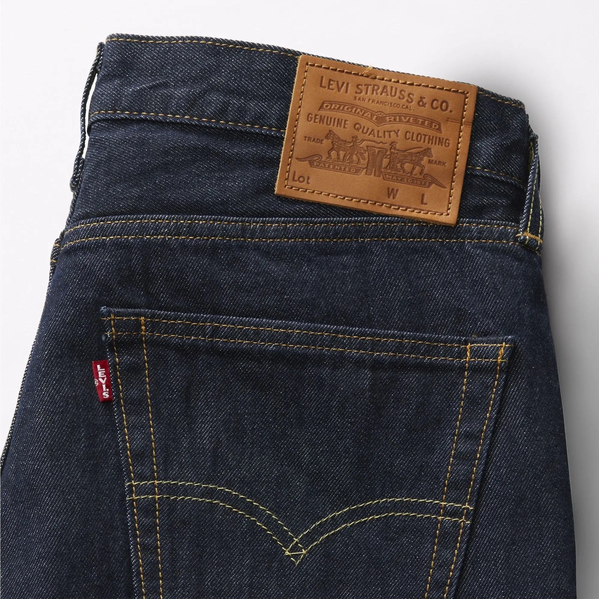 Détail dos du jean 568 Welcome To The Game : patch cuir Levi Strauss & Co., arcuate surpiqué jaune et étiquette rouge