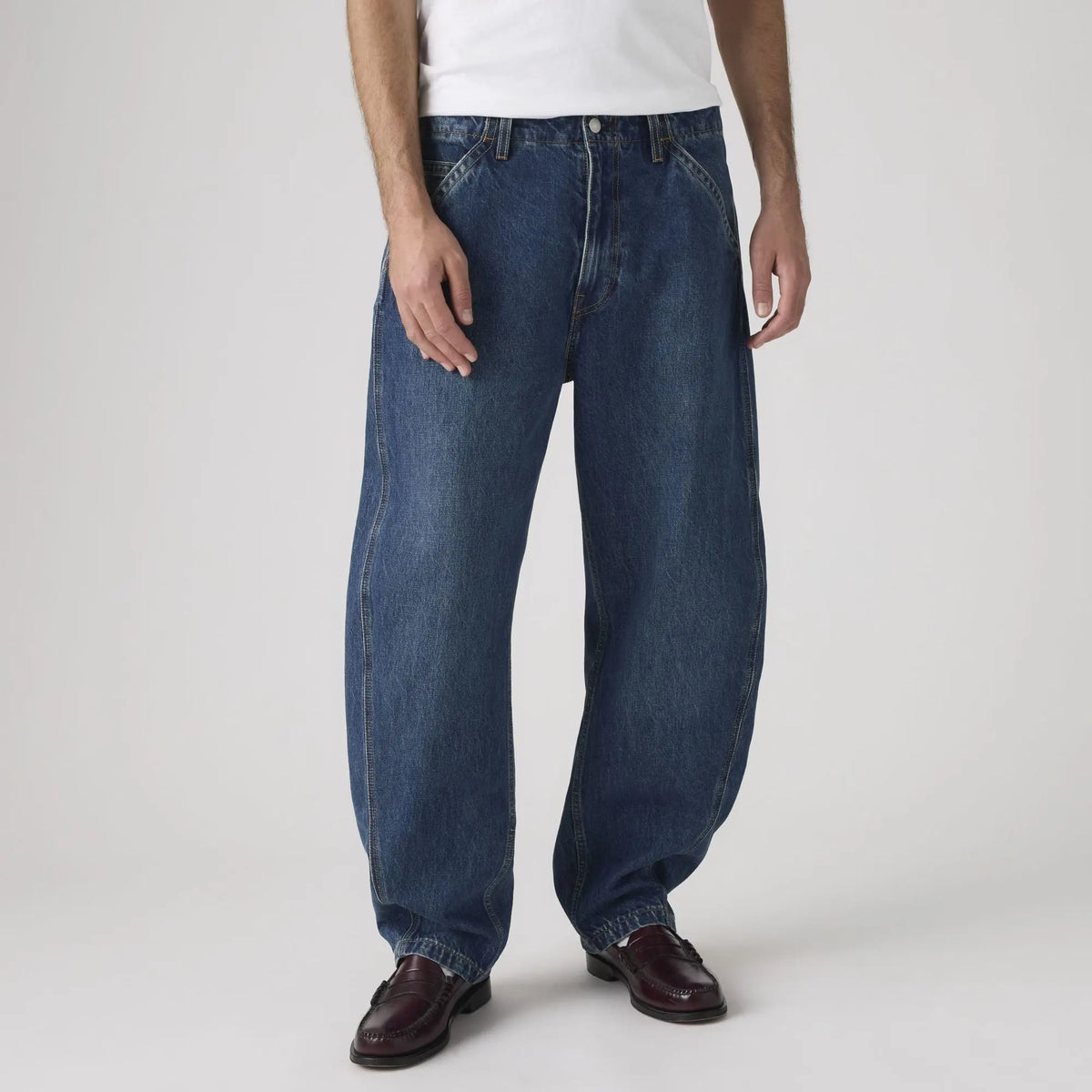 Jean Levi's Baggy Barrel Max Volume porté, plan taille-chevilles de face : volume sur la cuisse, bas resserré