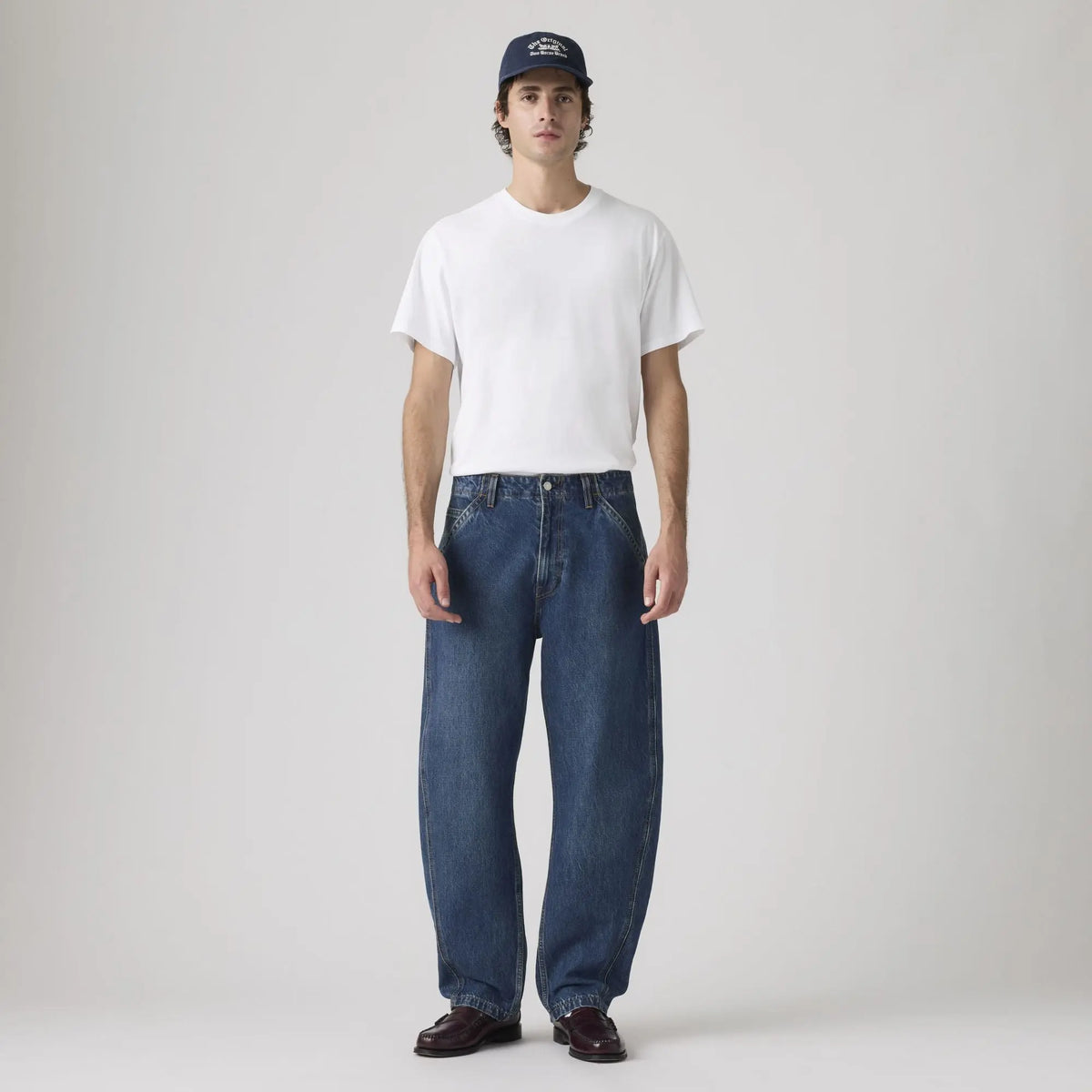 Jean Levi's Baggy Barrel Max Volume porté de face avec un t-shirt blanc : taille marquée et jambe barrel arrondie