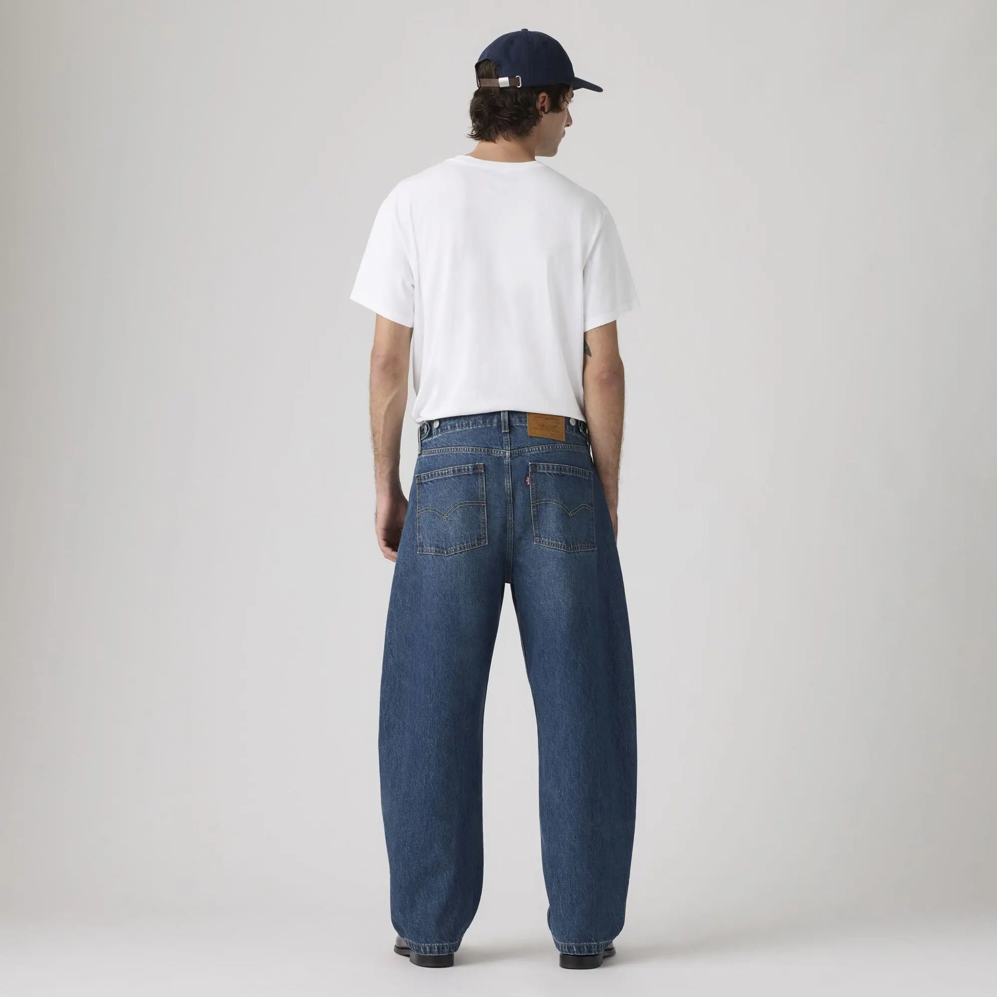 Jean Levi's Baggy Barrel Max Volume vu de dos : poches arrière arquées, patch cuir et étiquette rouge Levi's