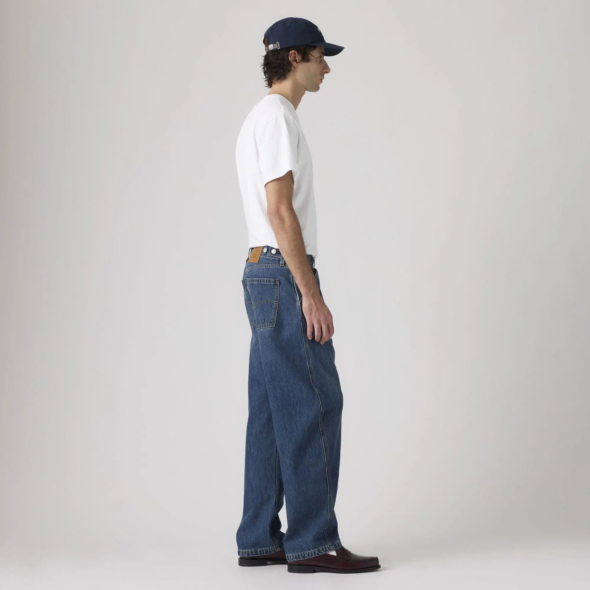 Jean Levi's Baggy Barrel Max Volume vu de profil : couture latérale torsadée qui creuse le volume de la jambe