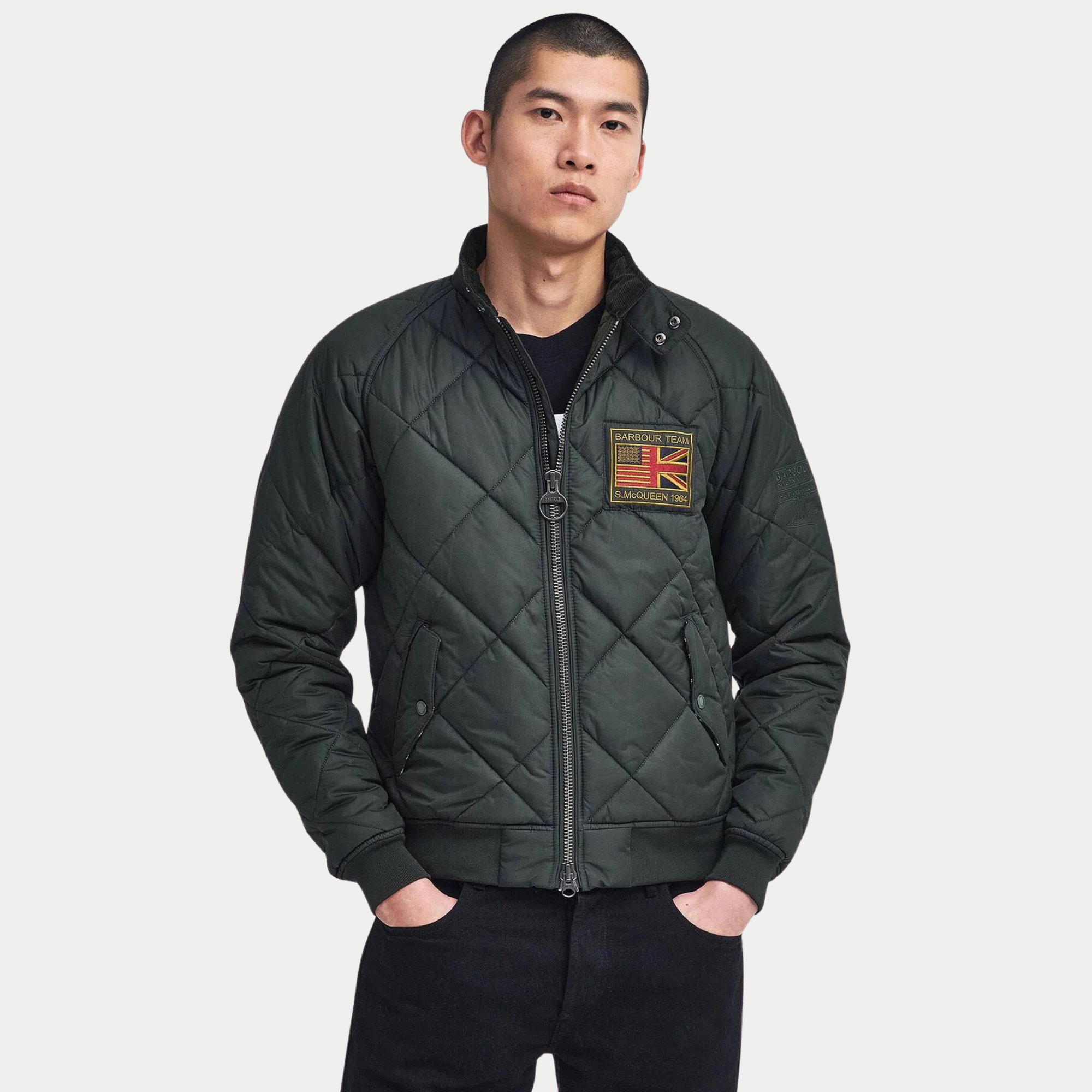 Blouson Merchant Sage porté de face, col montant relevé et zip double sens à tirette anneau