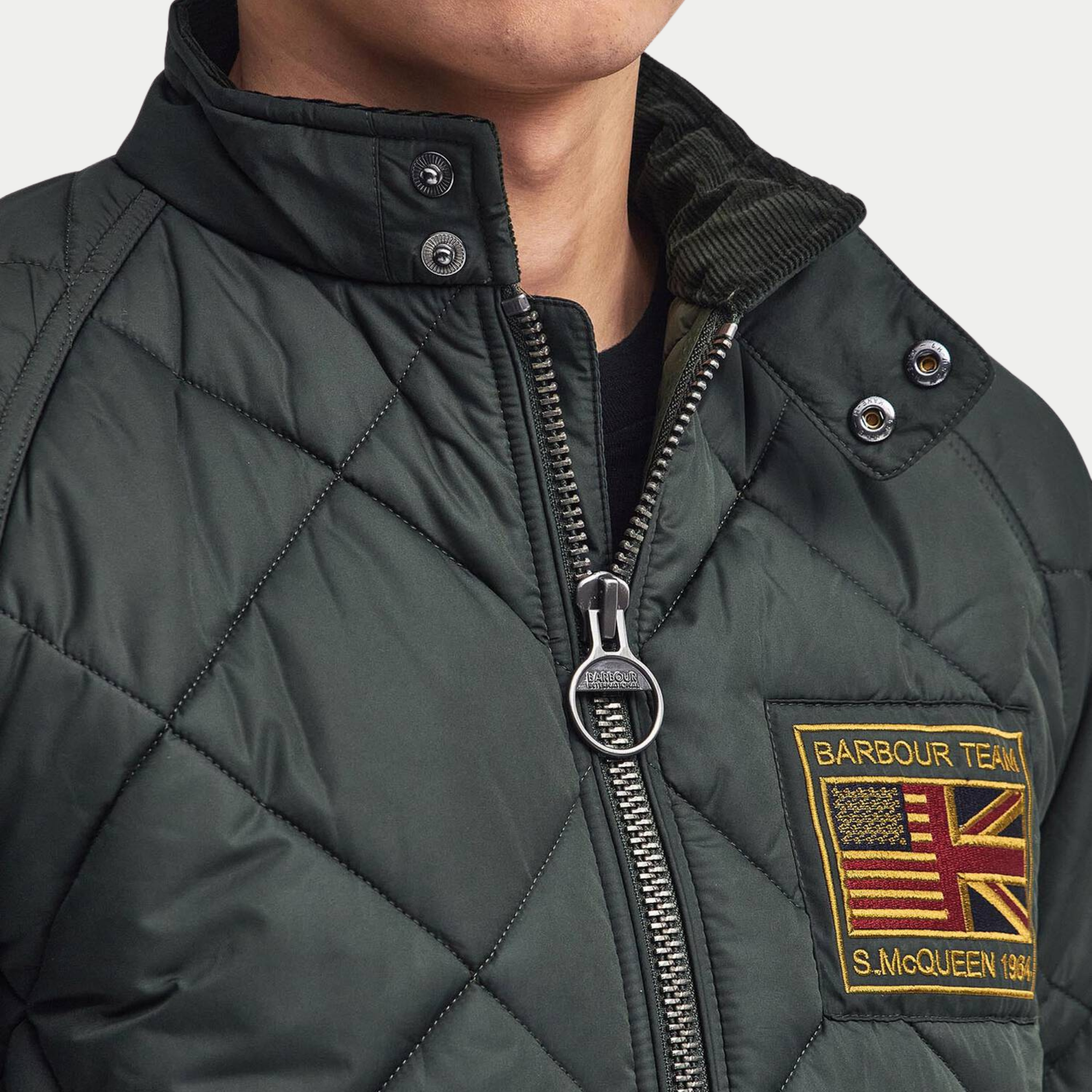 Détail du col montant en velours côtelé et de sa patte à pressions sur le blouson Merchant Sage