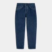 Newel Pant Blue Stone Washed à plat de face, bleu franc homogène, coutures ocre, poche ticket et cinq poches.