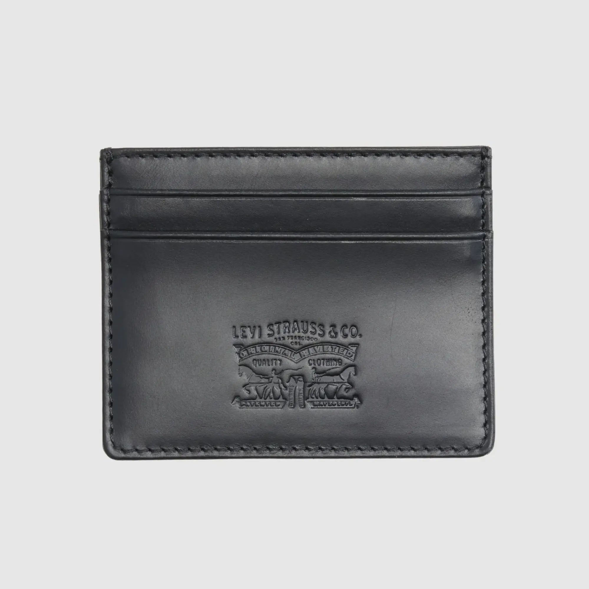 Porte-cartes Levi's en cuir noir, face avant à plat avec logo Levi Strauss & Co. embossé ton sur ton