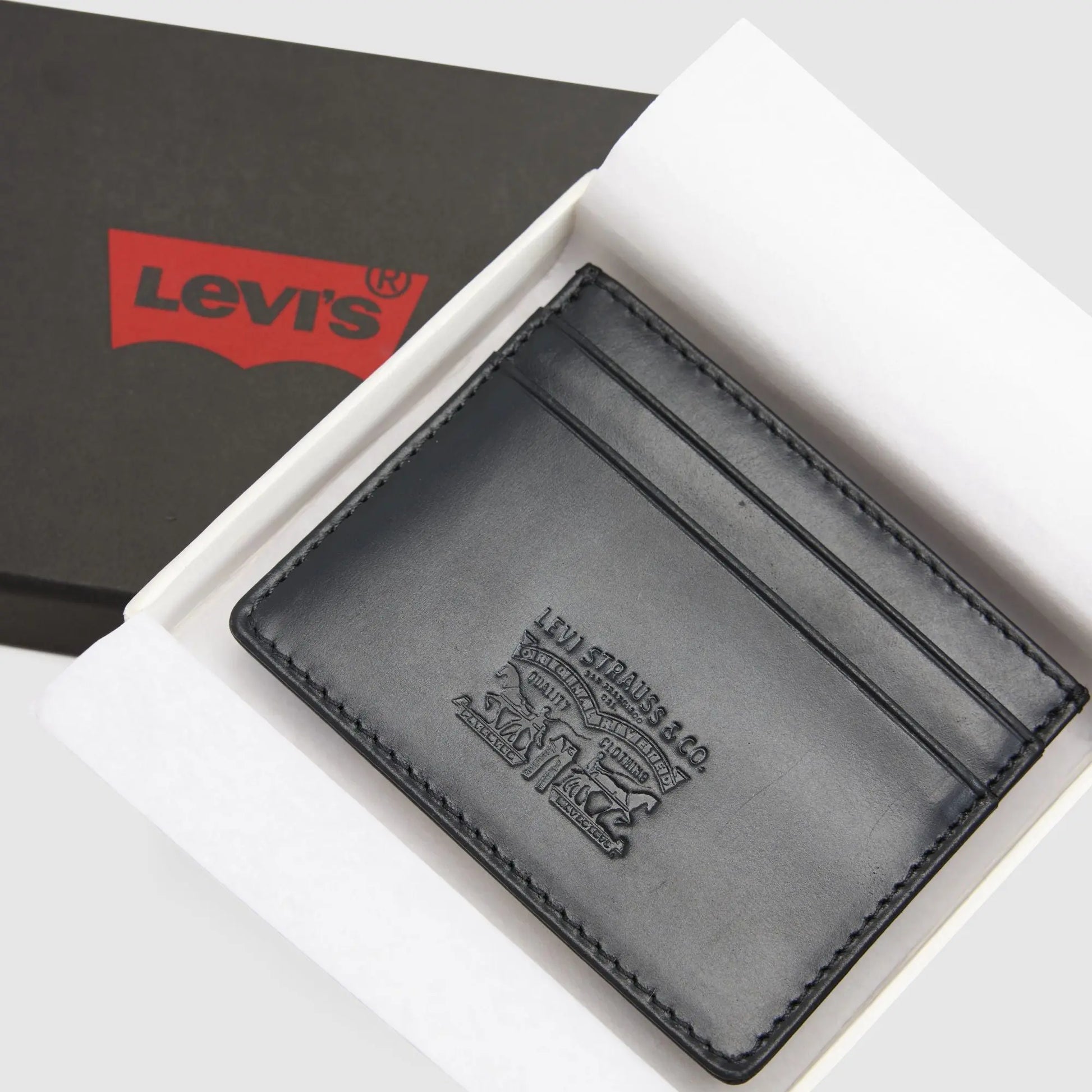 Porte-cartes Levi's en cuir noir dans son coffret cadeau noir à logo batwing rouge et papier de soie