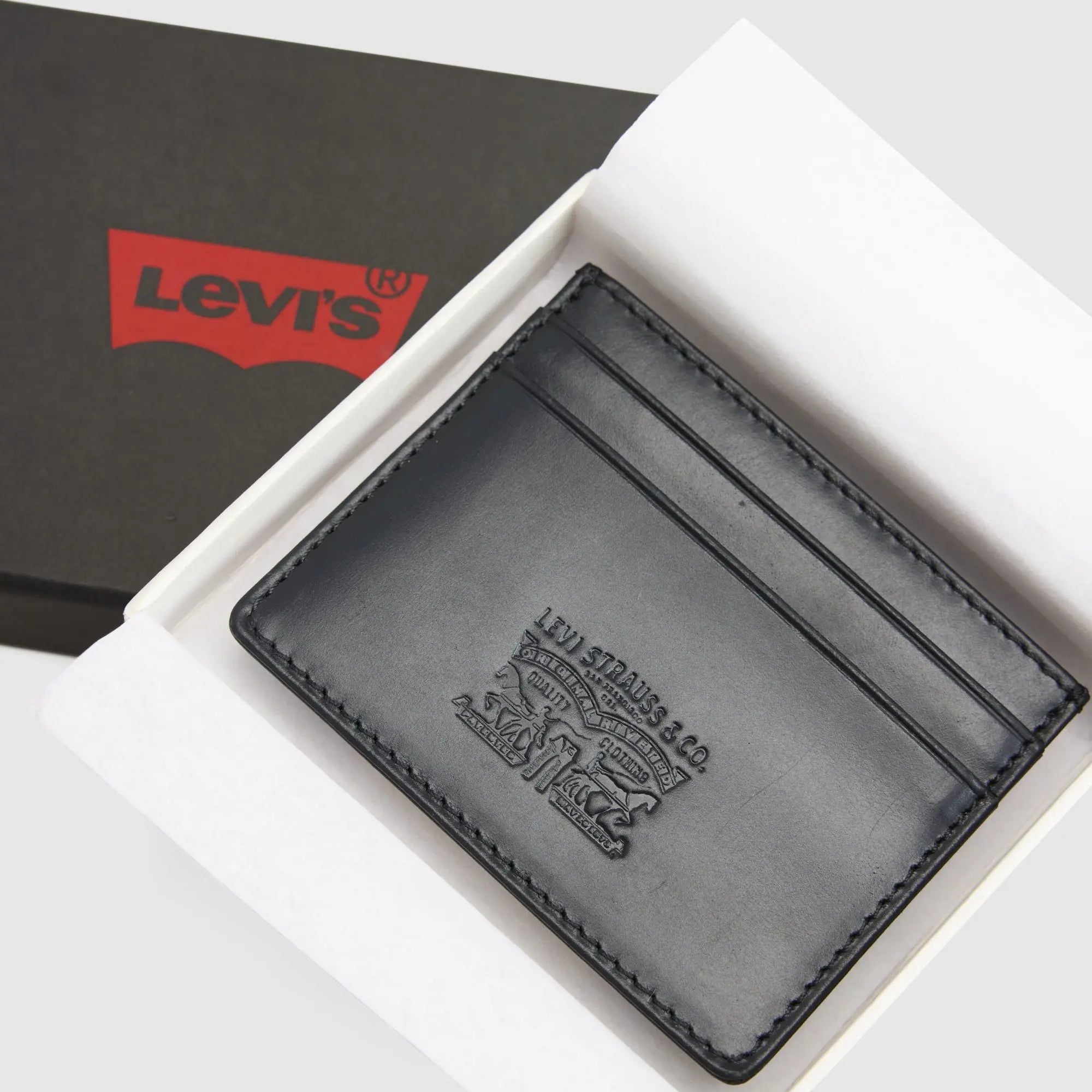 Porte-cartes Levi's en cuir noir dans son coffret cadeau noir à logo batwing rouge et papier de soie