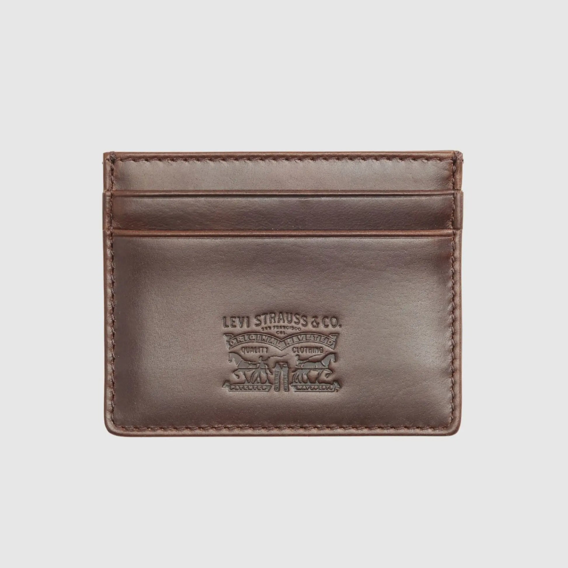 Porte-cartes Levi's en cuir marron à plat, logo Levi Strauss & Co. embossé au centre