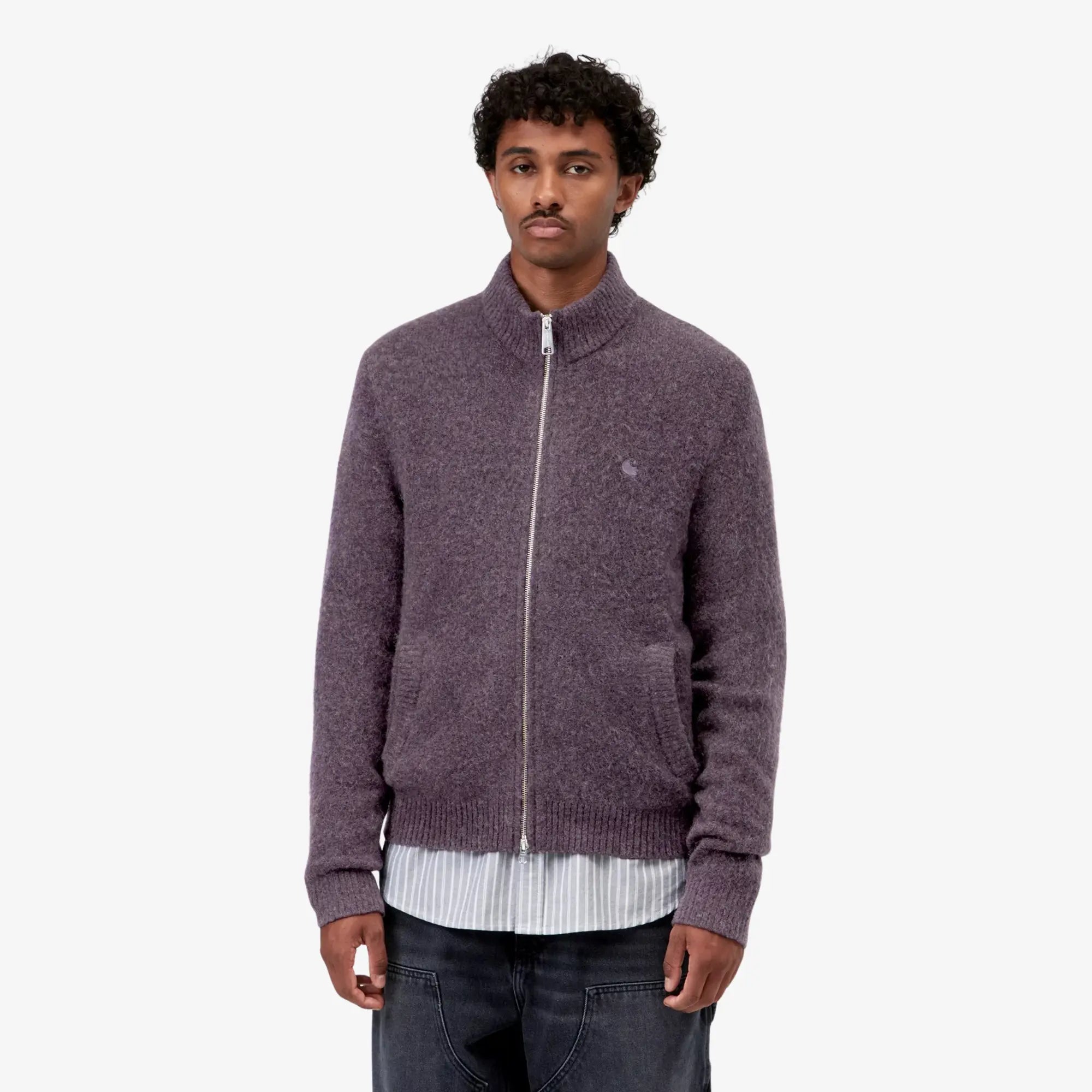 Homme portant le cardigan zippé Curtis Shady Purple Carhartt WIP fermé sur une chemise rayée, vue de face