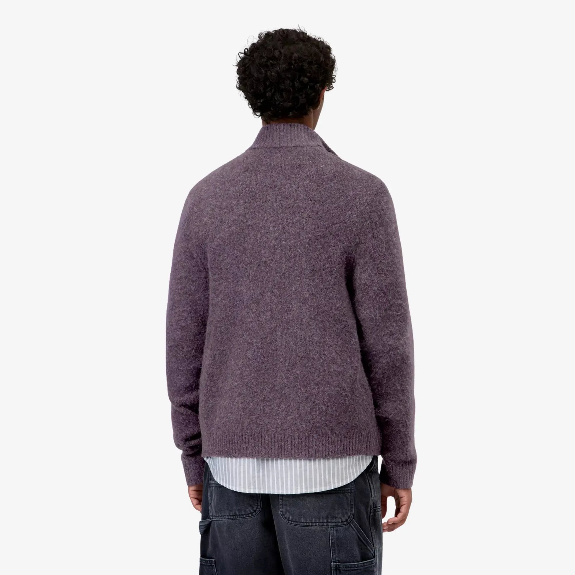 Cardigan zippé Curtis Shady Purple Carhartt WIP porté de dos, coupe courte à épaules tombantes et bas côtelé