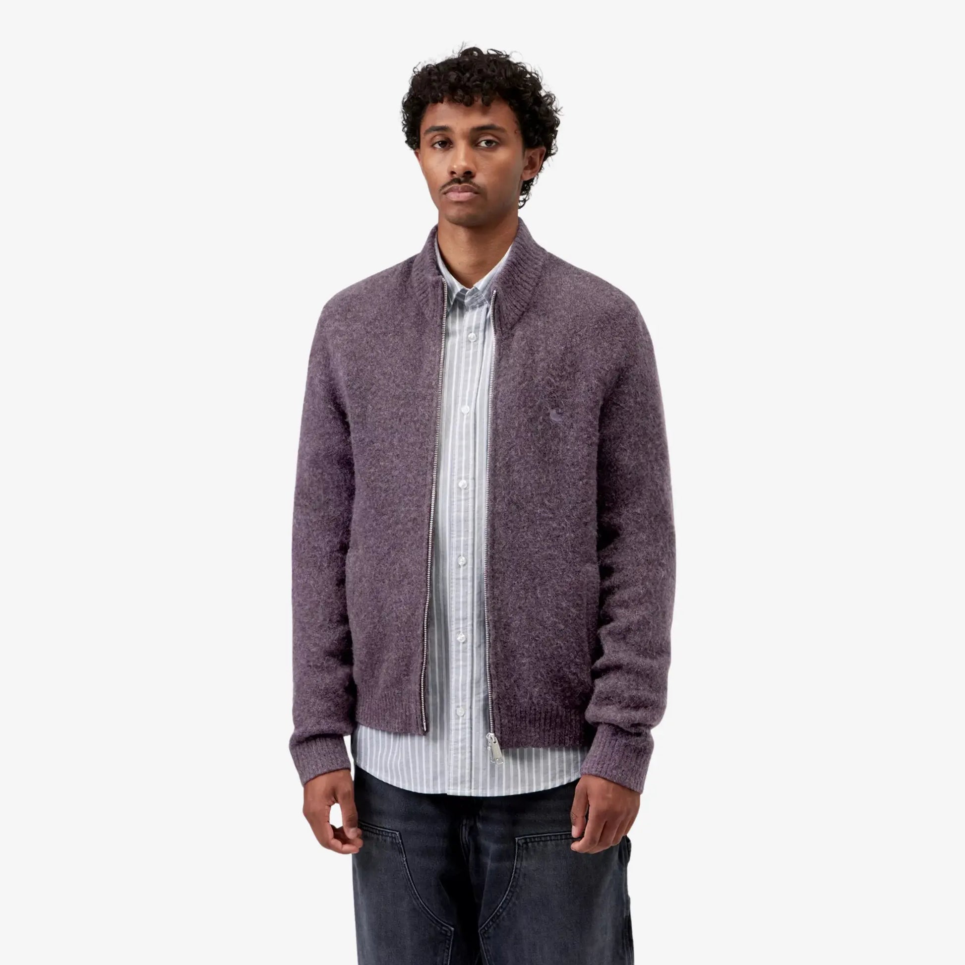 Cardigan zippé Curtis Shady Purple Carhartt WIP porté ouvert sur une chemise rayée, tombé de la maille duveteuse