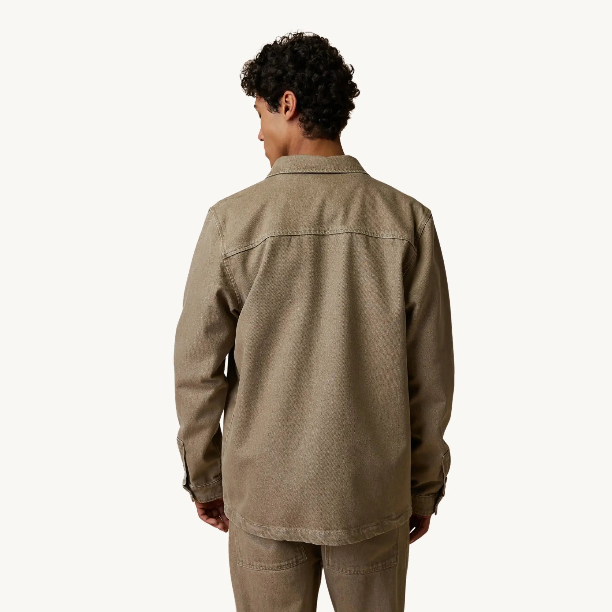 Surchemise Clemont Sable Faguo vue de dos, portée : empiècement d'épaule, bas arrondi et denim beige sable