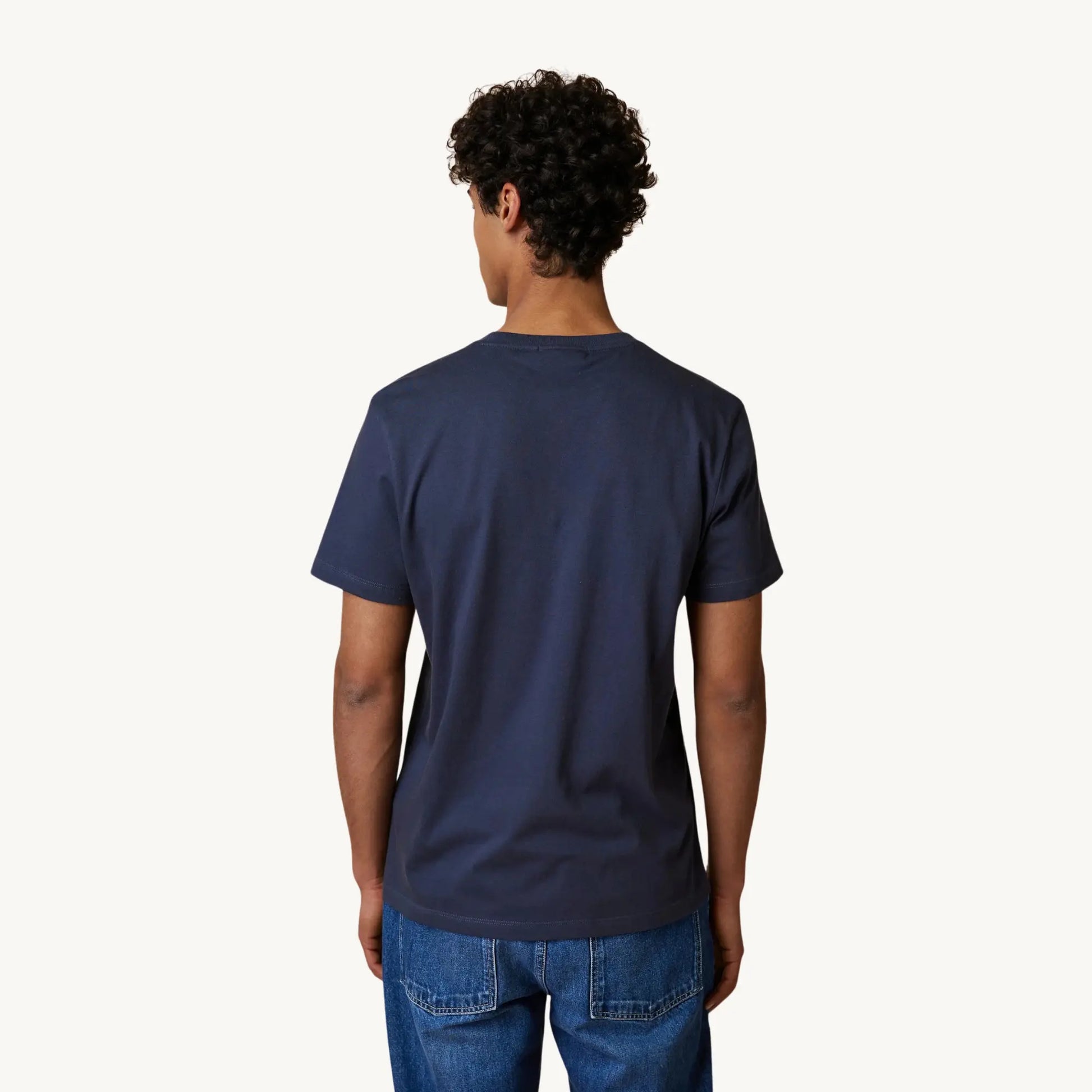 T-shirt Arcy Faguo bleu marine porté de dos, épaules droites et encolure côtelée