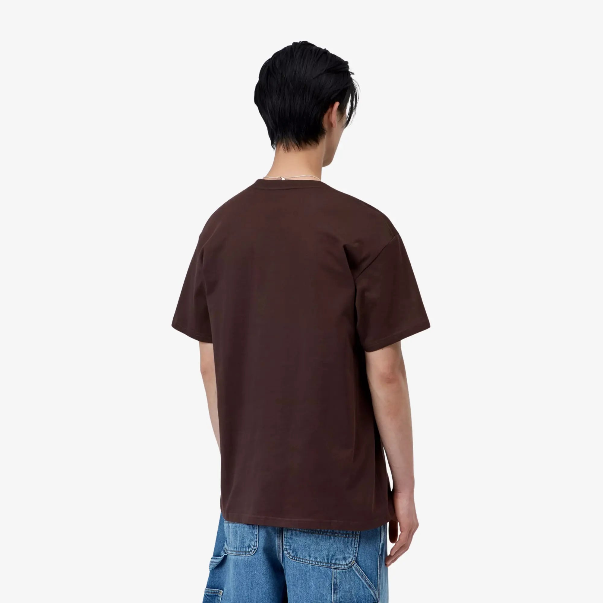 T-shirt Carhartt WIP Chase Palisander brun bordeaux porté de dos, coupe ample tombant sur les épaules