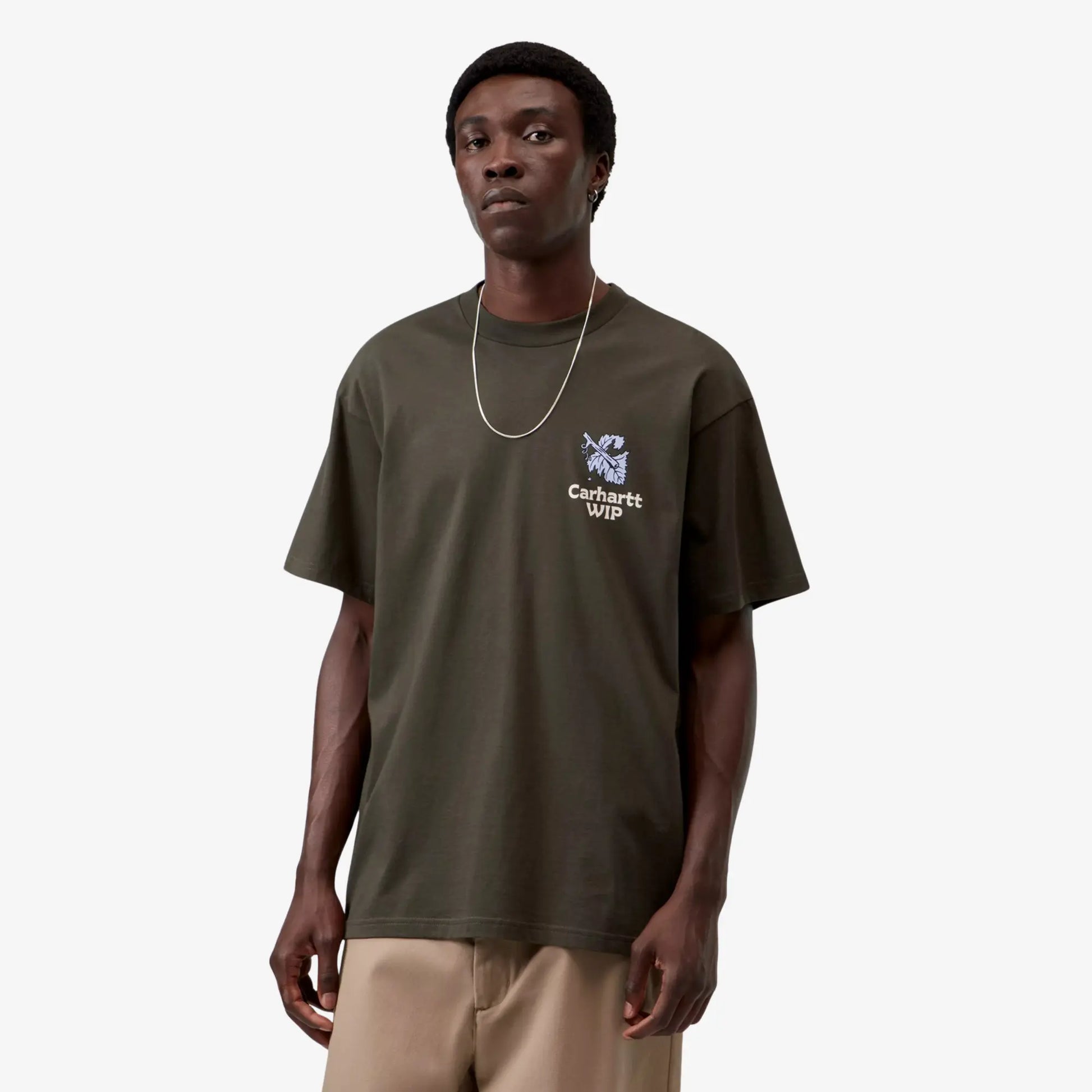 T-shirt Grape Picker Cypress Carhartt WIP porté de face, coupe loose, petit imprimé vigne et sécateur sur la poitrine