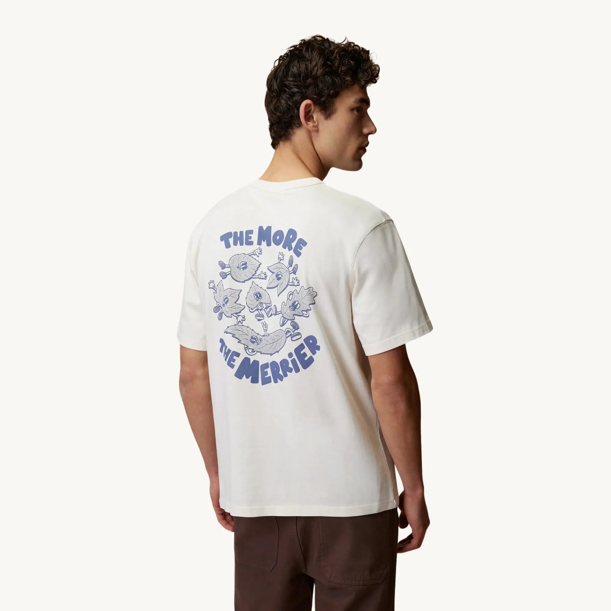 T-shirt Lugny écru Faguo porté de dos, sérigraphie The More The Merrier entre les épaules